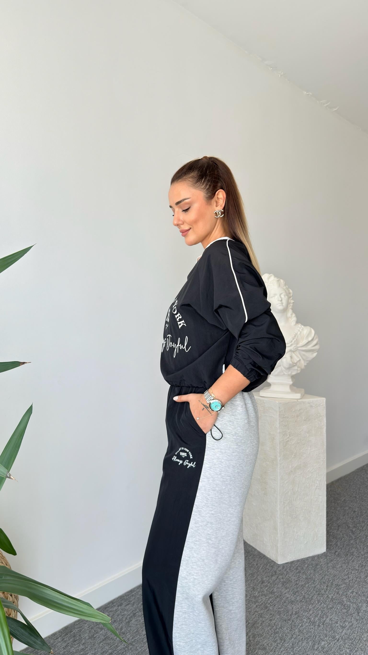 Youne V Yaka Yazılı Paraşüt Sweatshirt