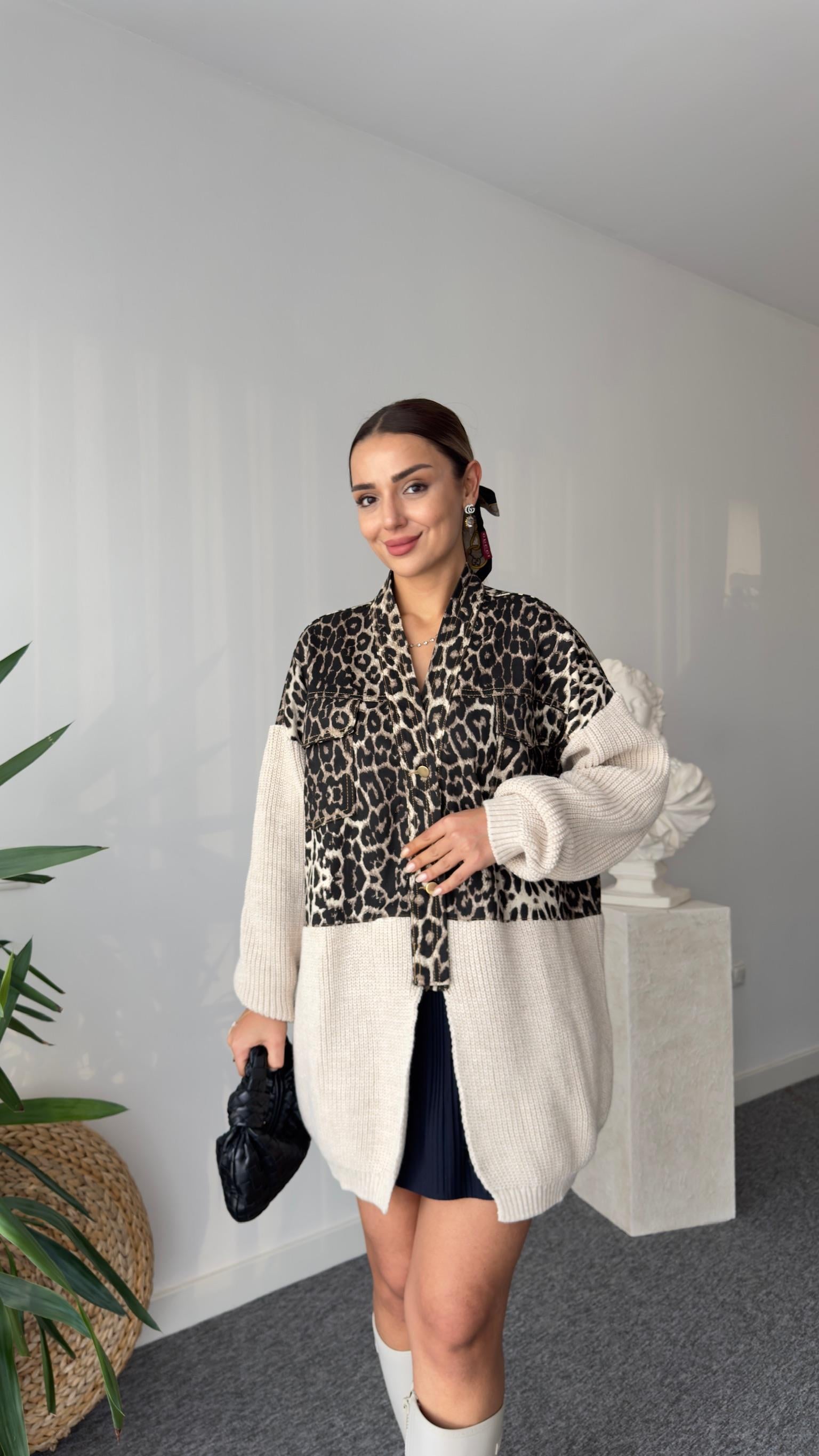 Minta Üstü Leopar Altı Triko Detaylı Bej Hırka