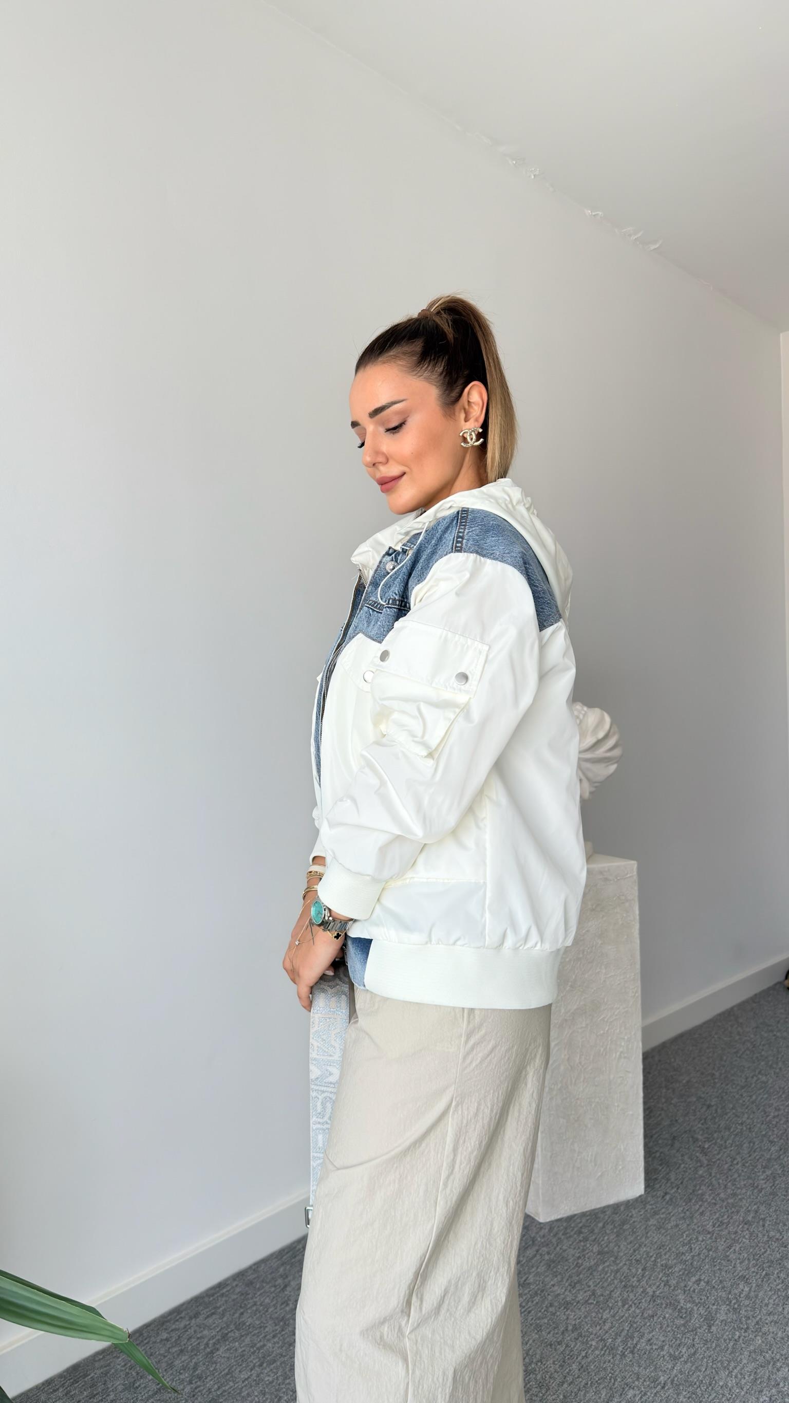 Beyaz Paraşüt Detaylı Mavi Jean Ceket 