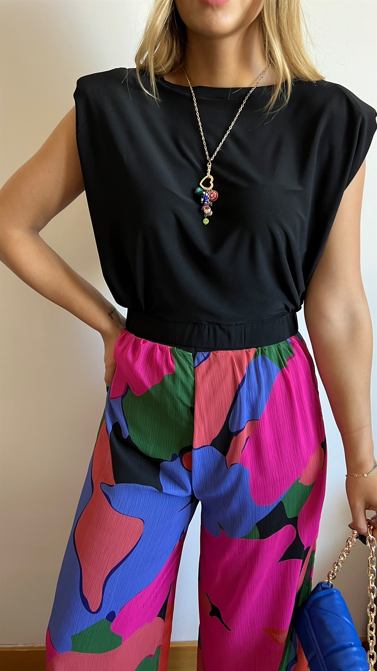 Sırtı Zincir Detaylı Siyah Bluz