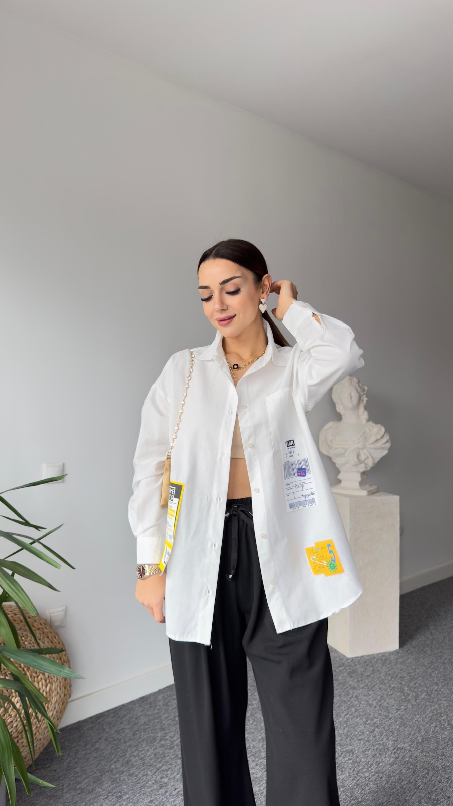 Etiket Detaylı Beyaz Basic Gömlek