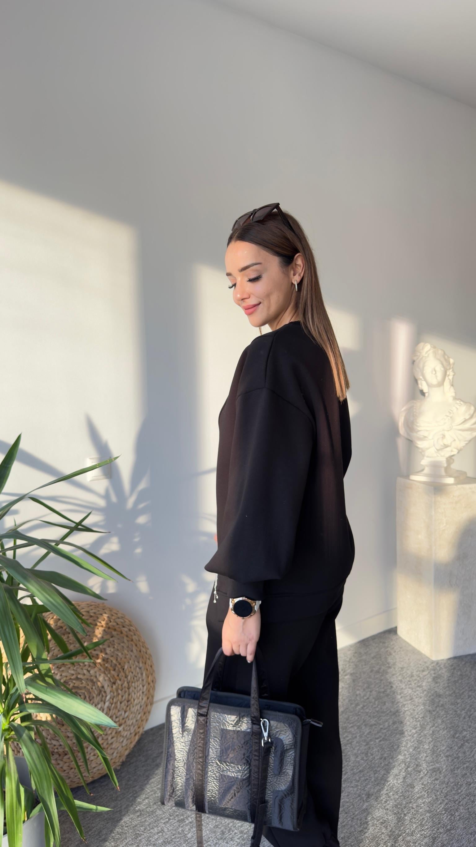 Siyah V Taş Detaylı Sweatshirt
