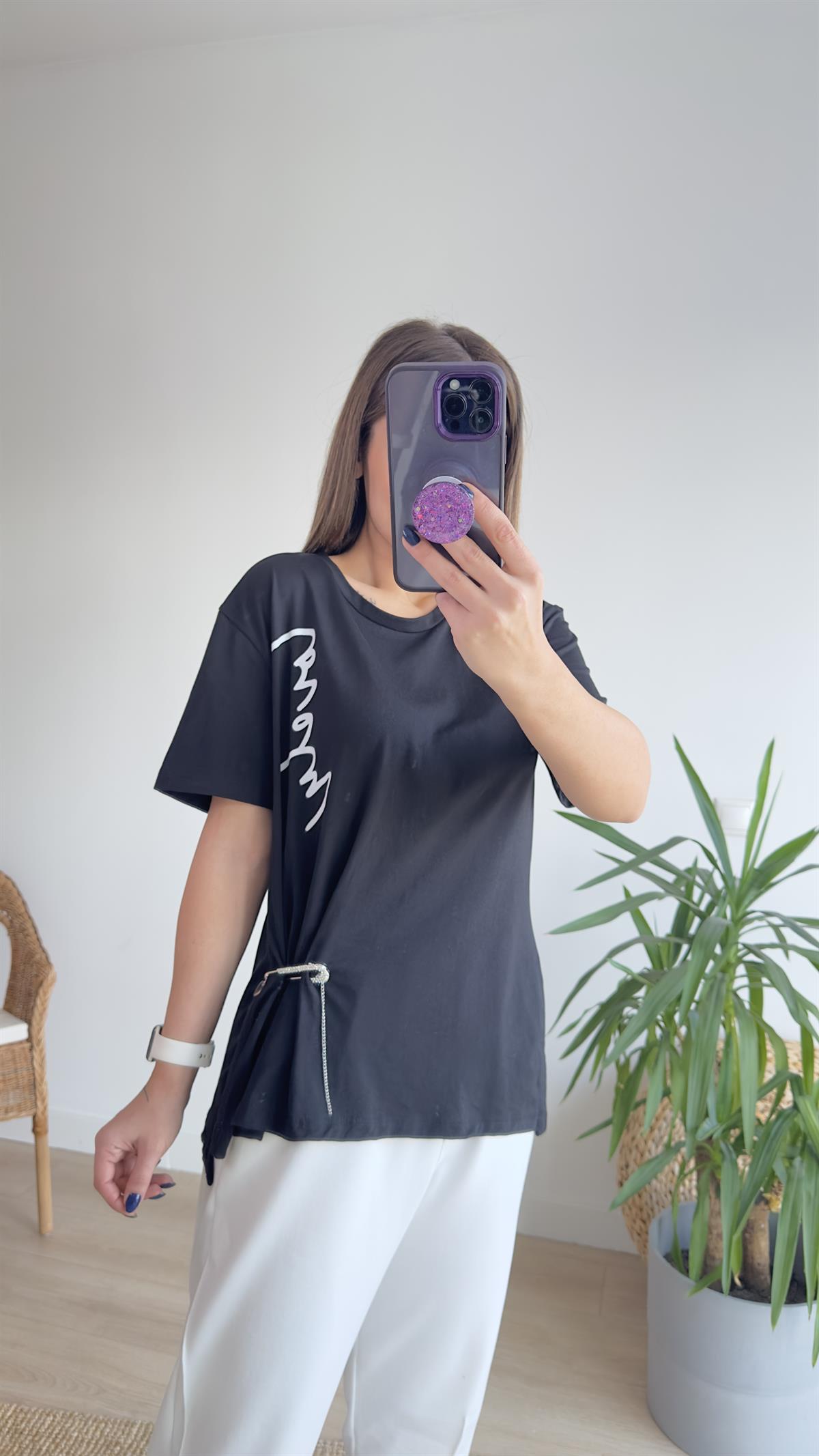 Taş Broşlu Siyah Tshirt