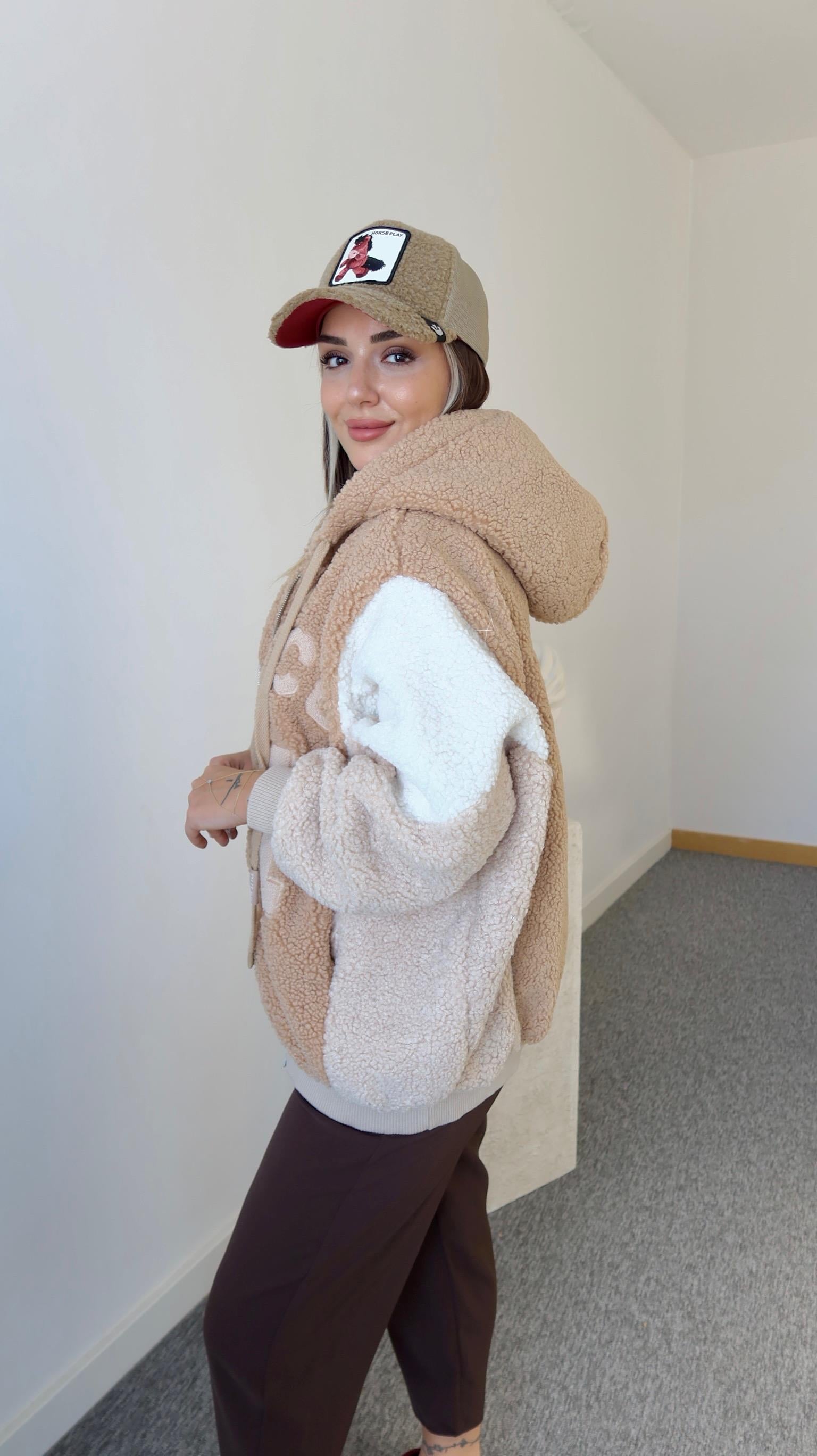 Bej Premıum Yazı Detaylı Peluş Mont