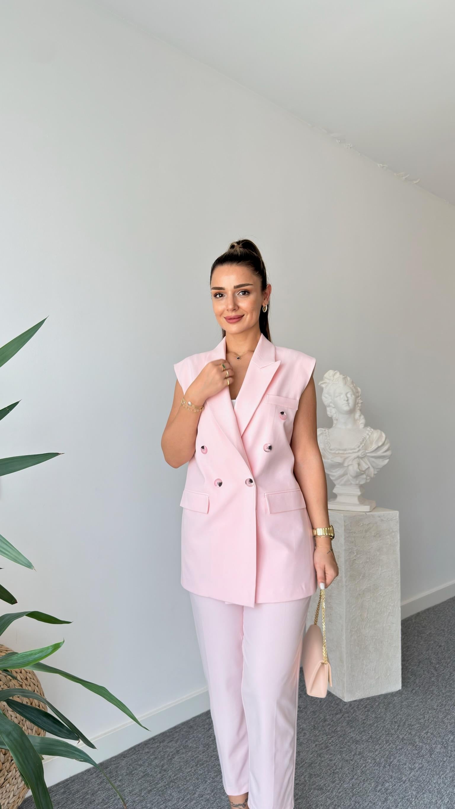 Ena Pembe Yelekli Takım 