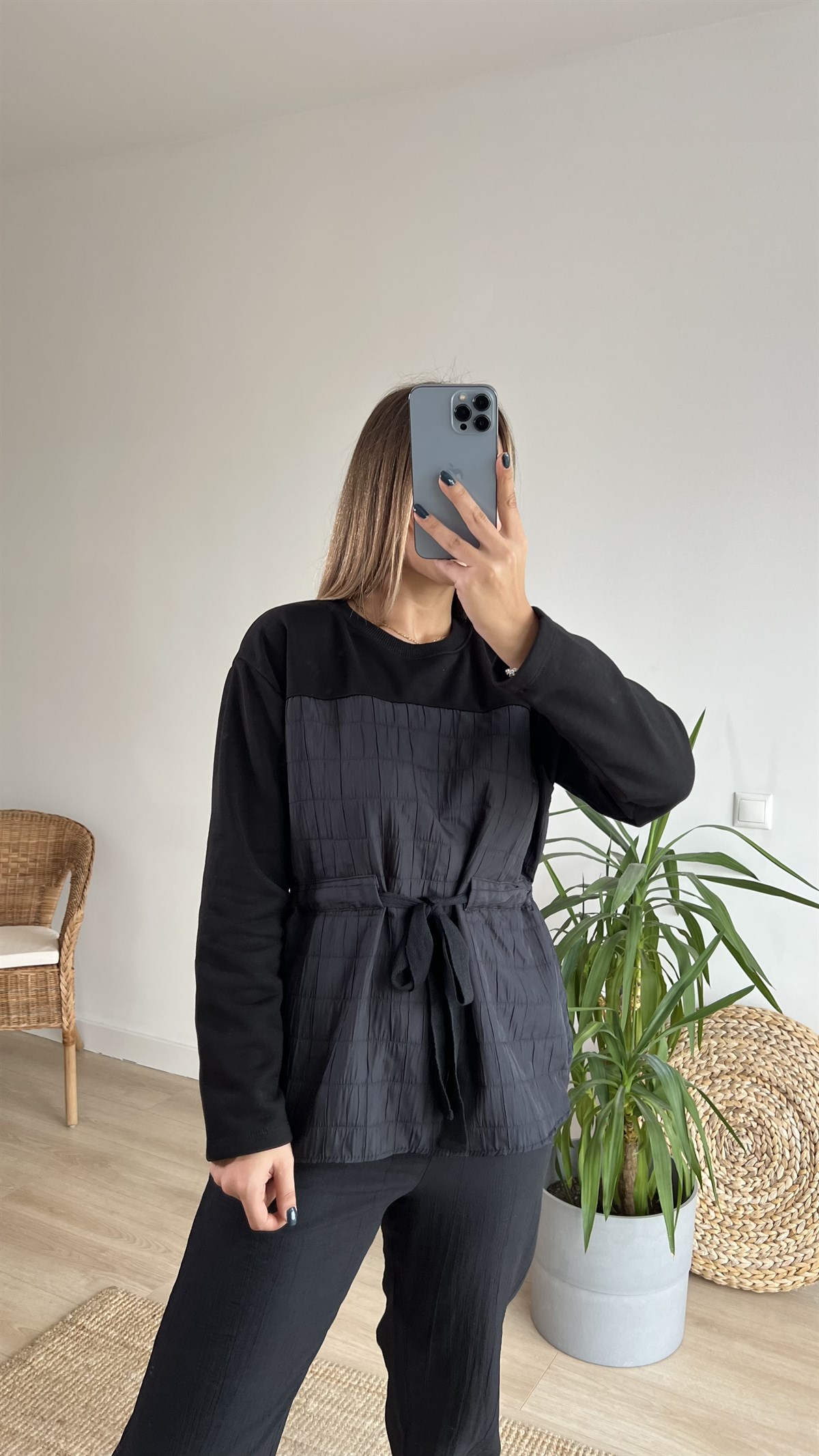 Kapitone Detaylı Siyah Sweatshirt