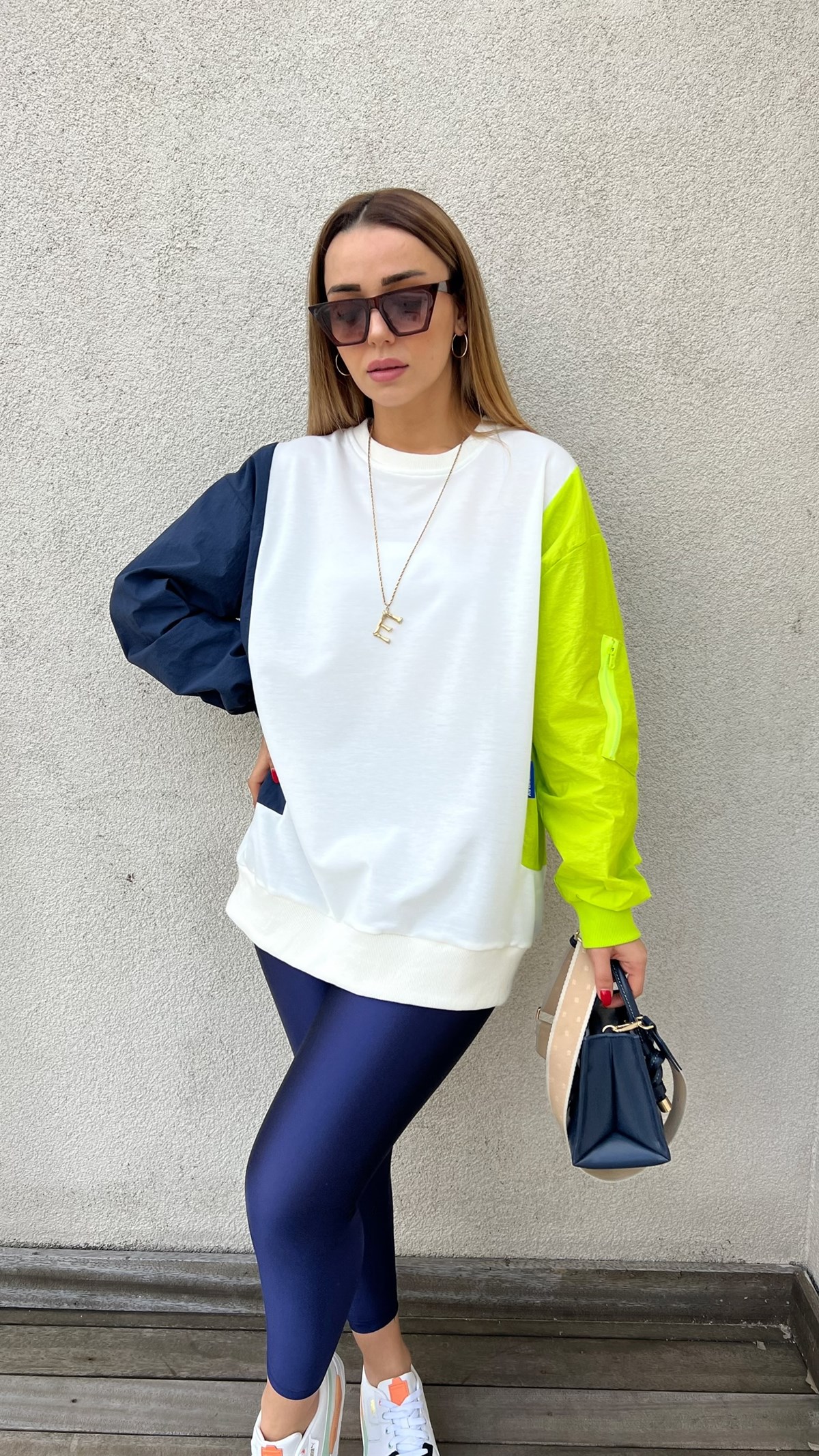  Kolları Renkli Beyaz Tasarım Sweatshirt 