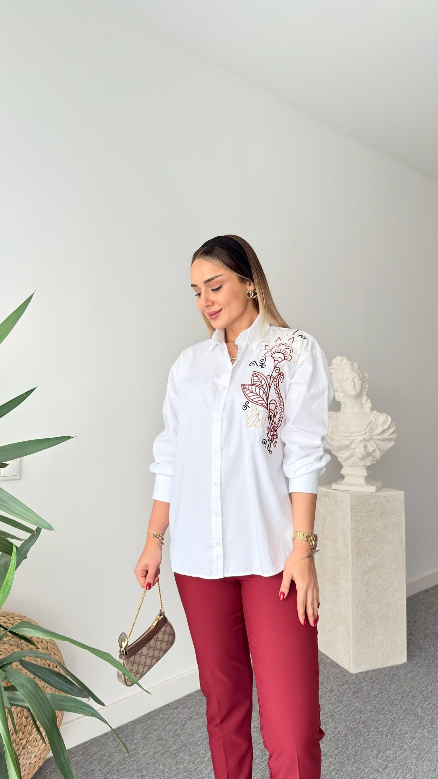 Nora Marka Model Nakışlı Beyaz Gömlek