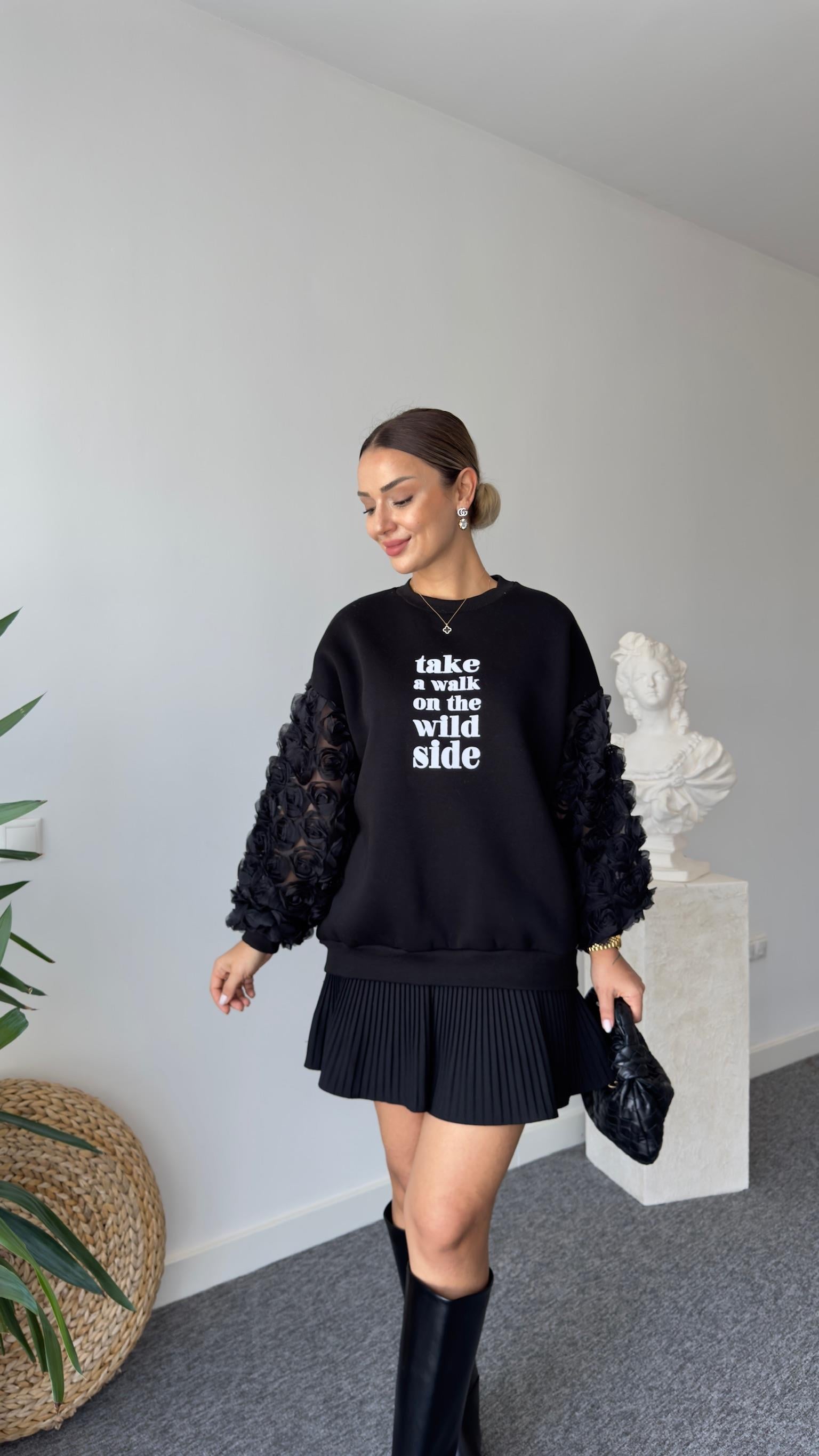 Kollar Gül Detaylı Siyah Sweatshirt