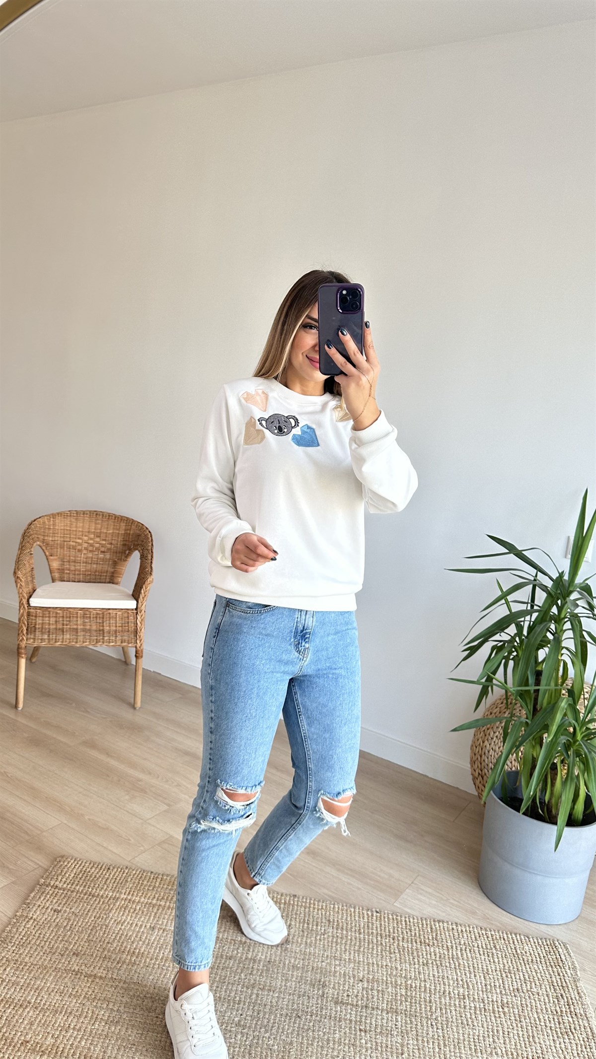 Kalp İşlemeli Beyaz Sweatshirt