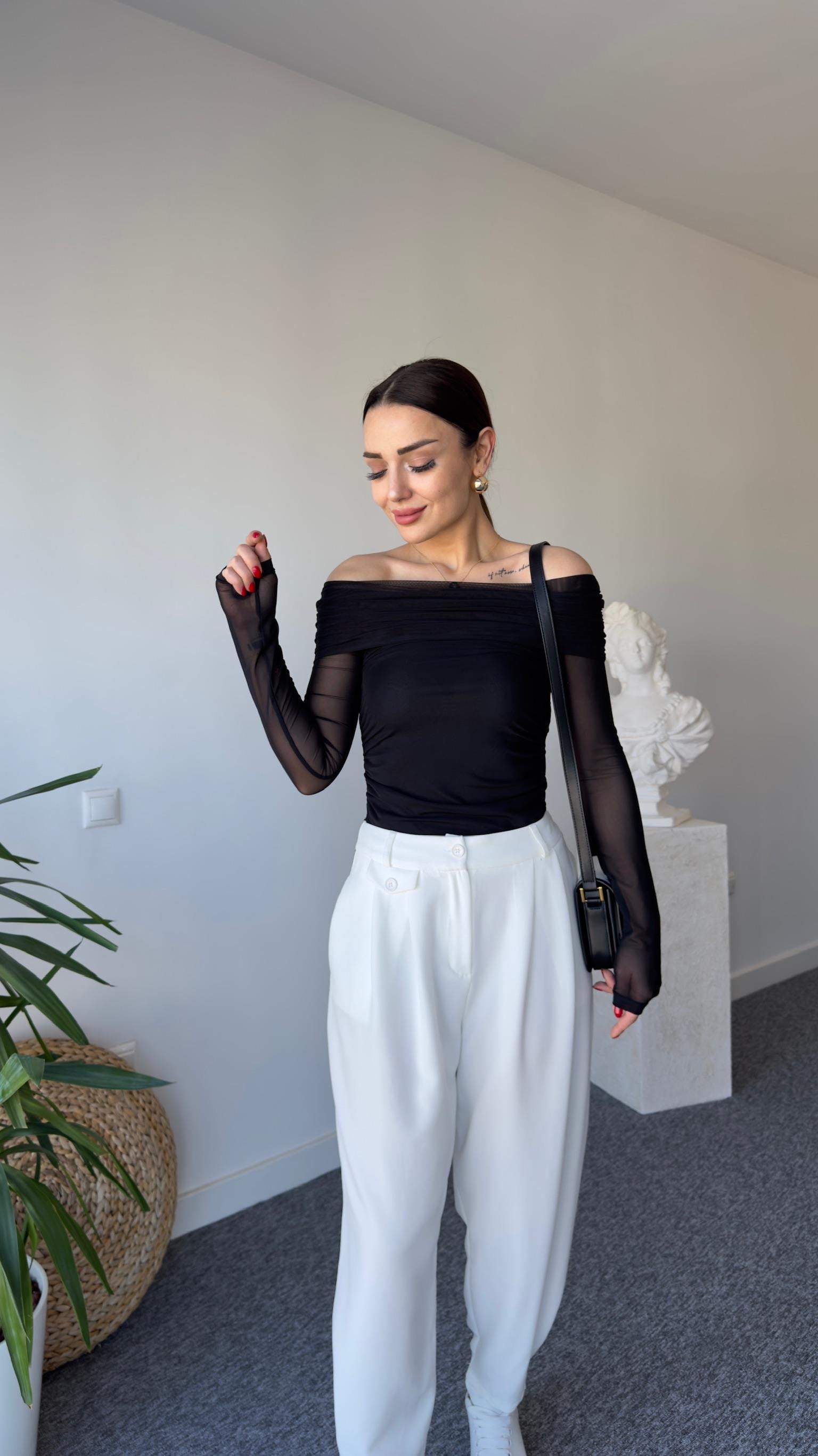 Madonna Yaka Büzgülü Siyah Bluz