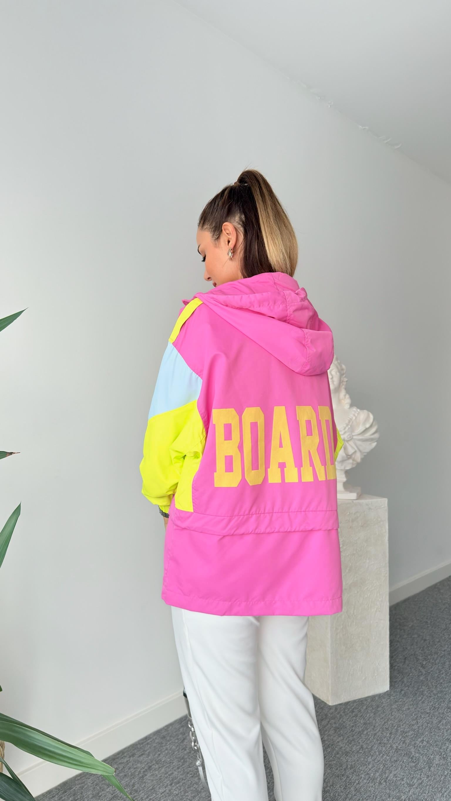 Fuşya Sırtı Yazı Detay Kapüşonlu Yağmurluk 