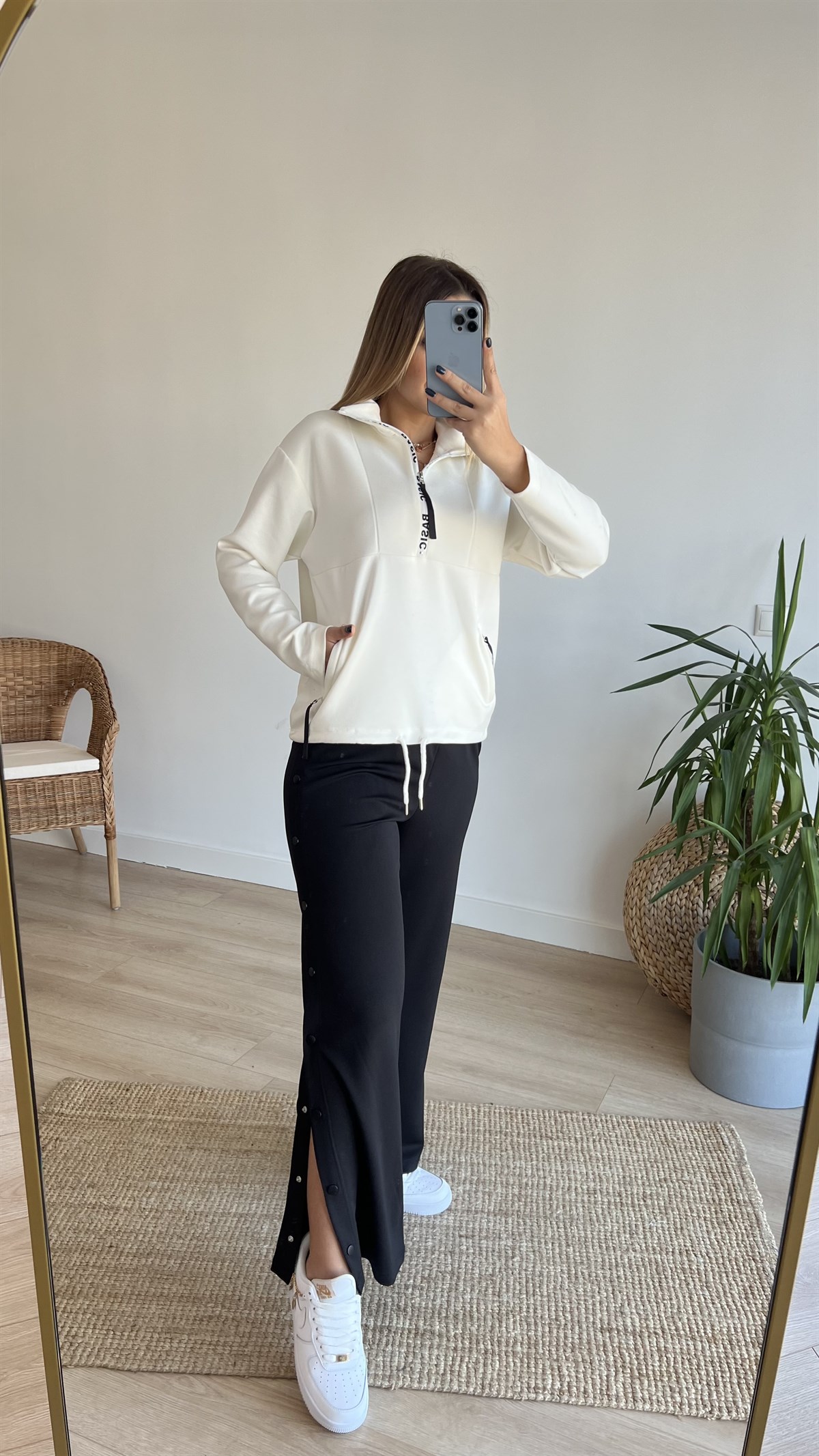 Dik Yaka Basic Yazı Detaylı Beyaz Sweat