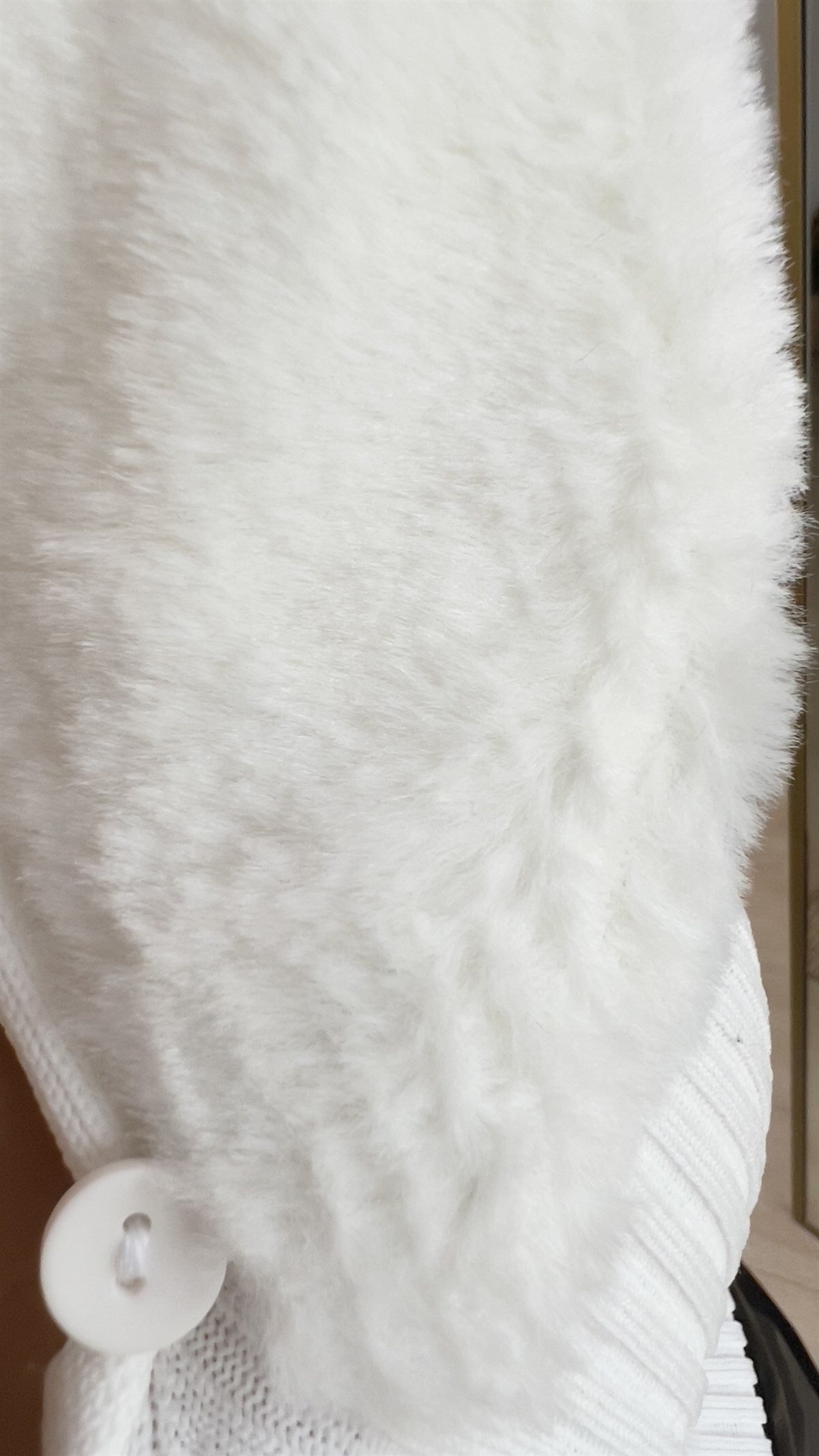 Yakası Peluş Detaylı Fitilli Beyaz Hırka