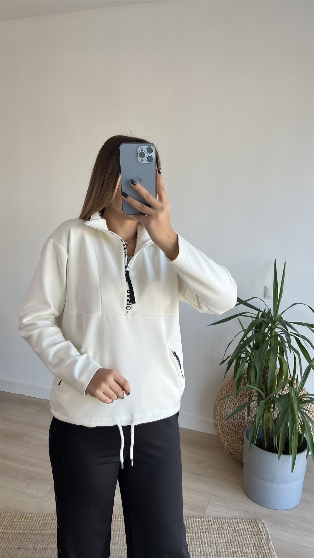 Dik Yaka Basic Yazı Detaylı Beyaz Sweat
