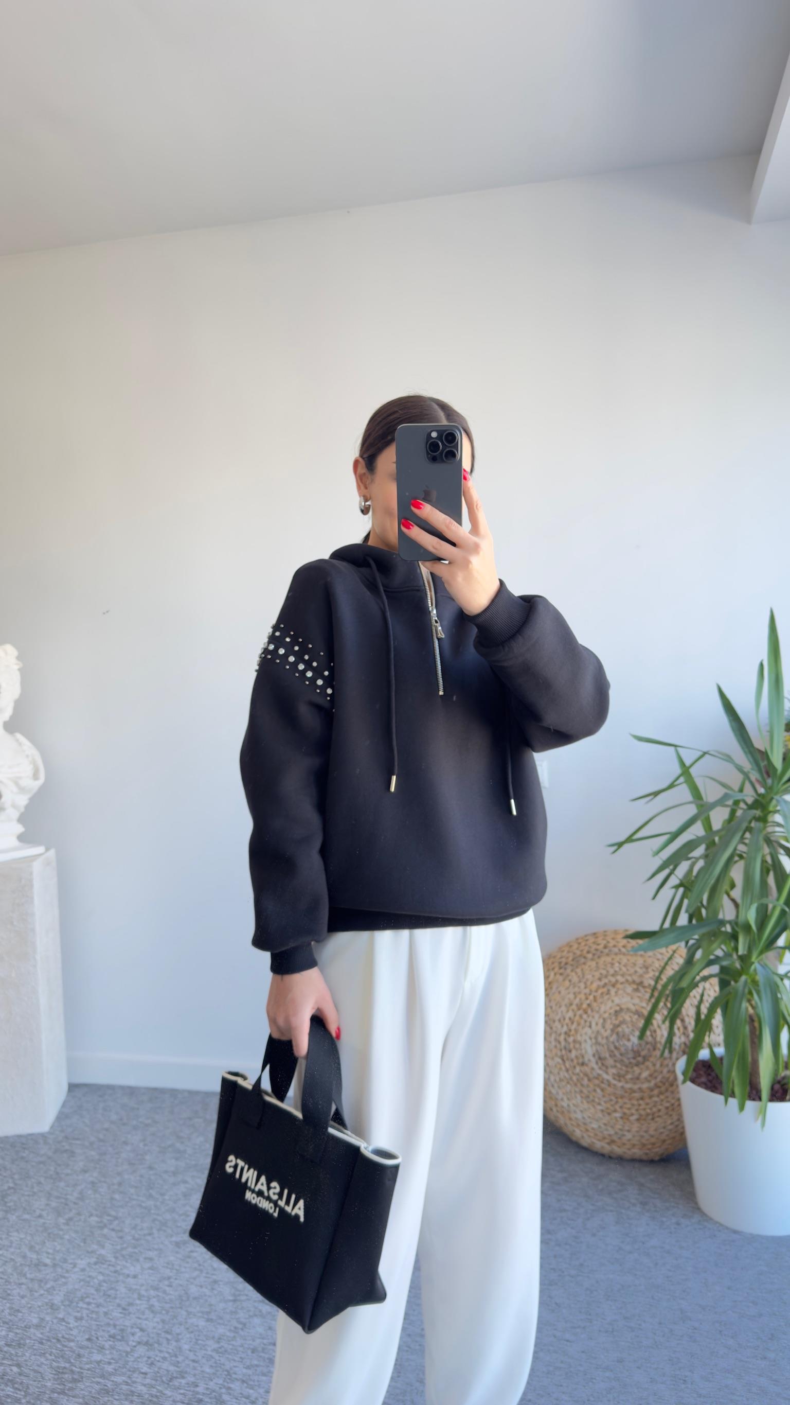 Şardonlu Omuzları Taşlı Kapüşonlu Siyah Sweatshirt
