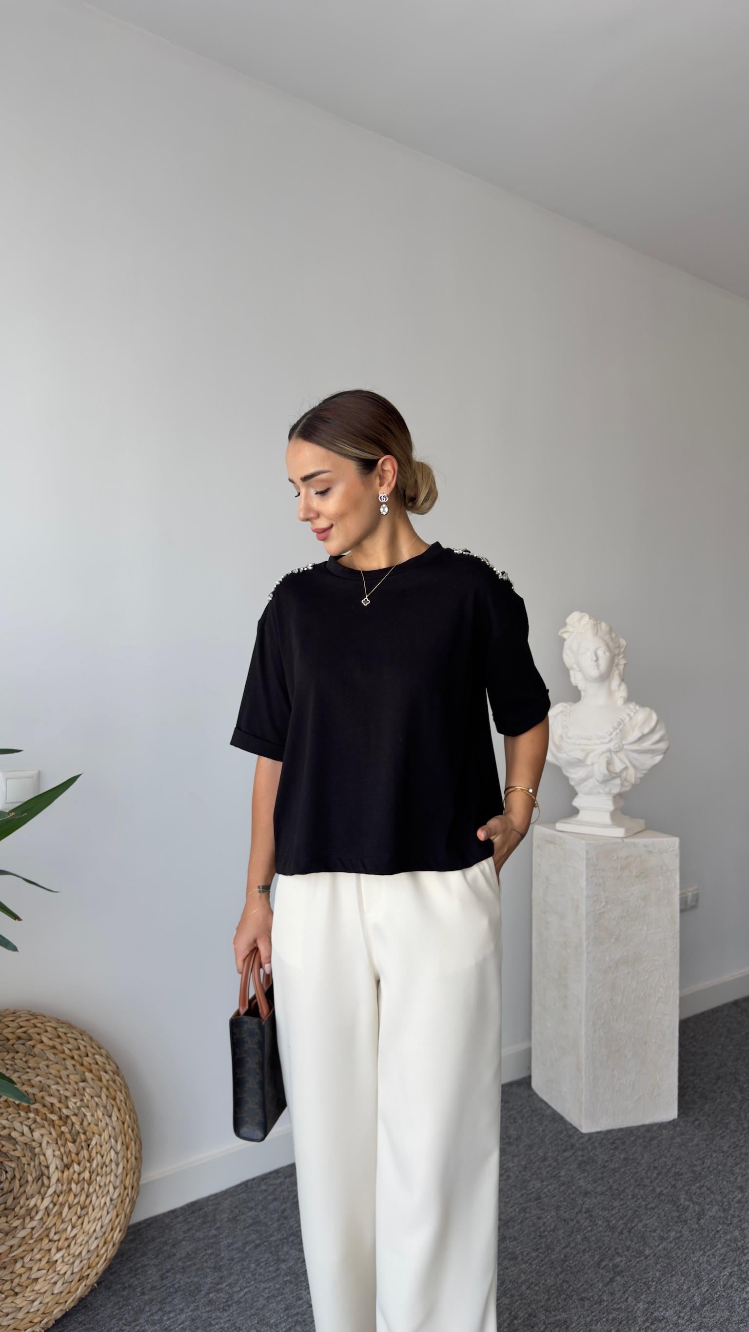 Omuzları Taşlı Marka Model Siyah Tshirt