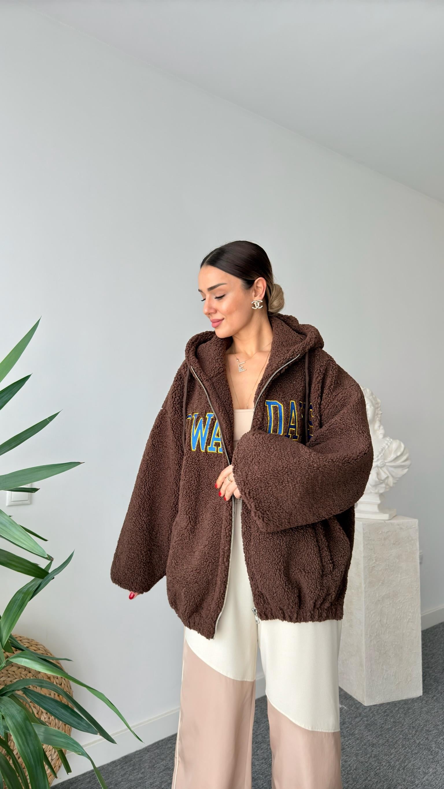 Mavi Yazı Detaylı Kapüşonlu Peluş Mont