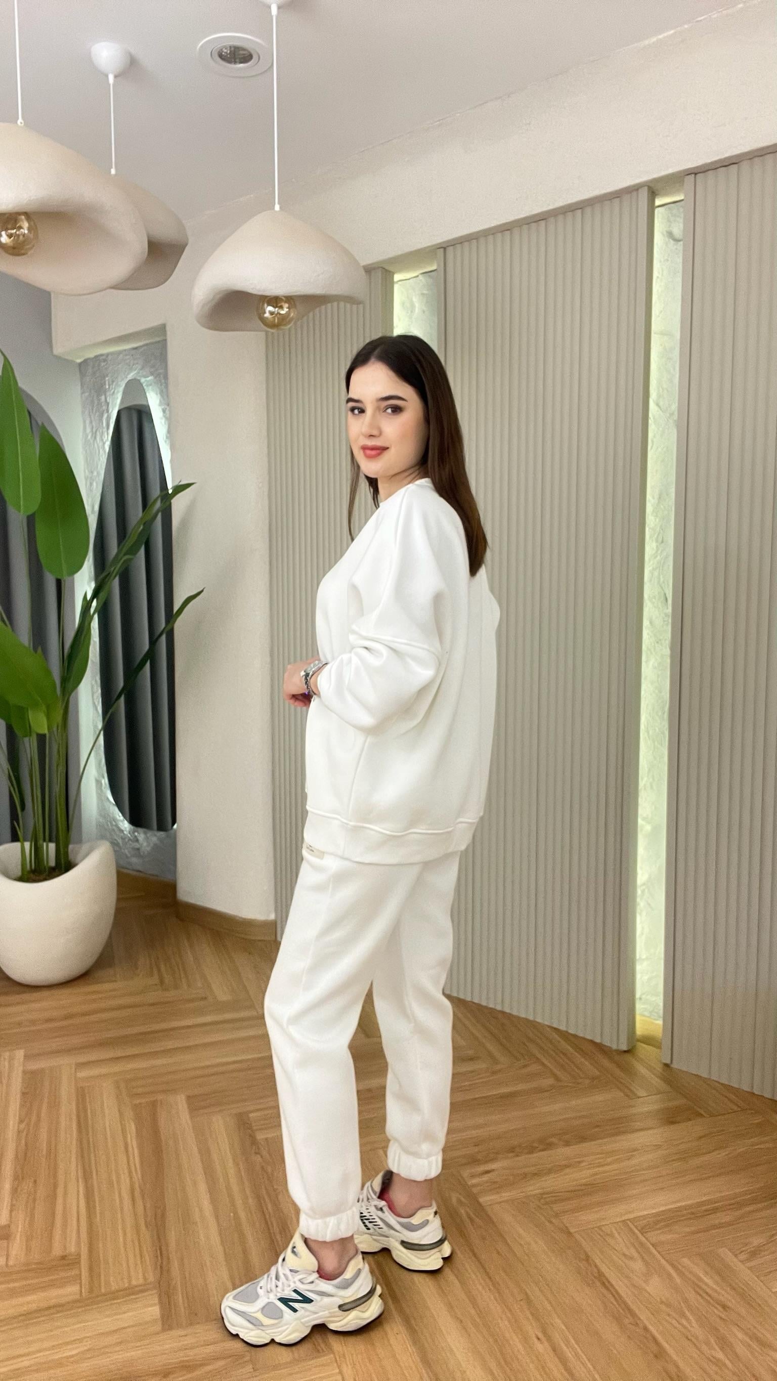 Etiket Detaylı Beyaz Şardonlu Eşofman Takımı