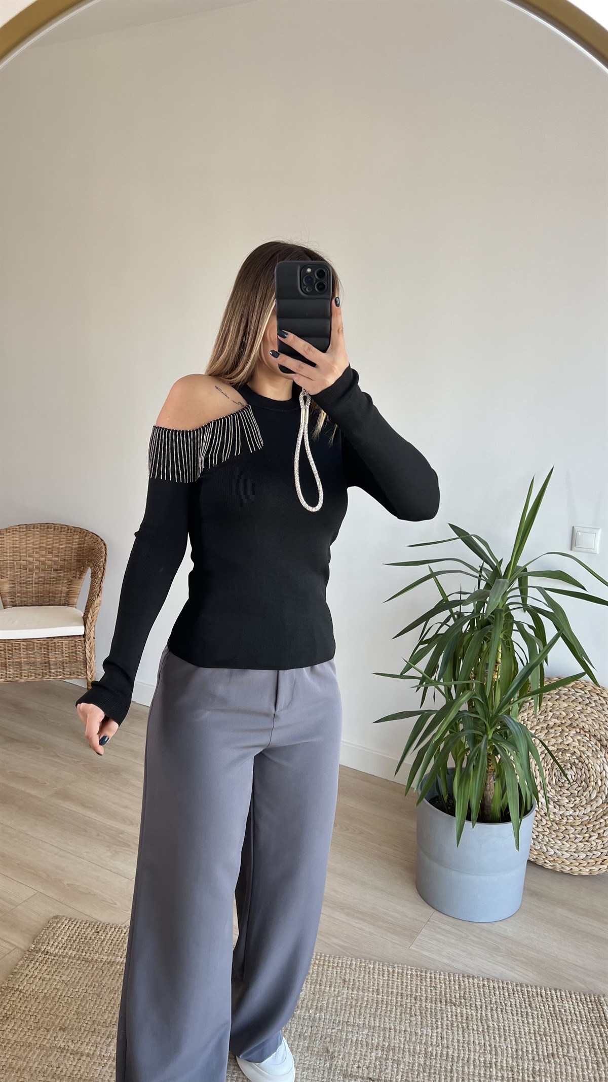 Omzu Zincir Detaylı Siyah Triko