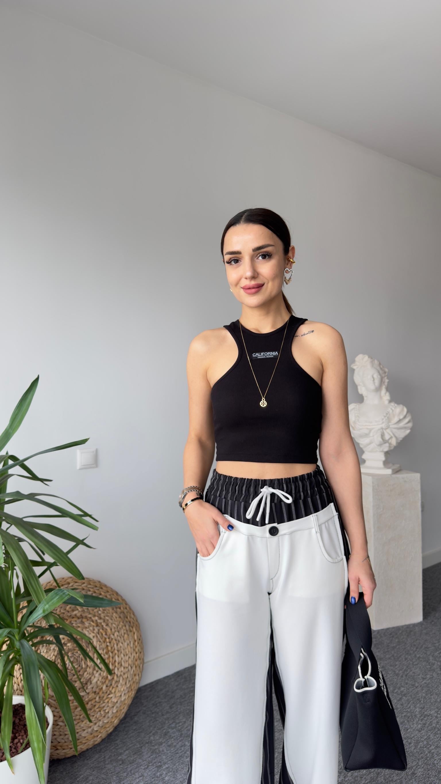 Etiket Detay Fitilli Siyah Atlet