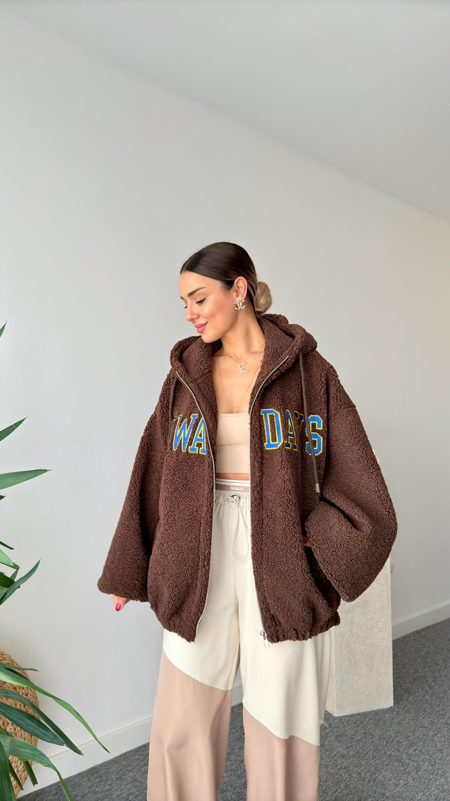 Mavi Yazı Detaylı Kapüşonlu Peluş Mont