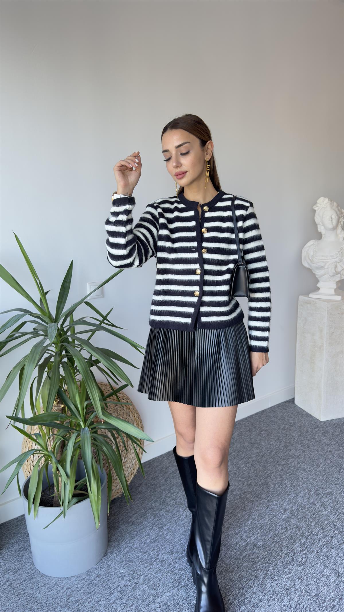 Siyah Beyaz Çizgili Massi Model Hırka