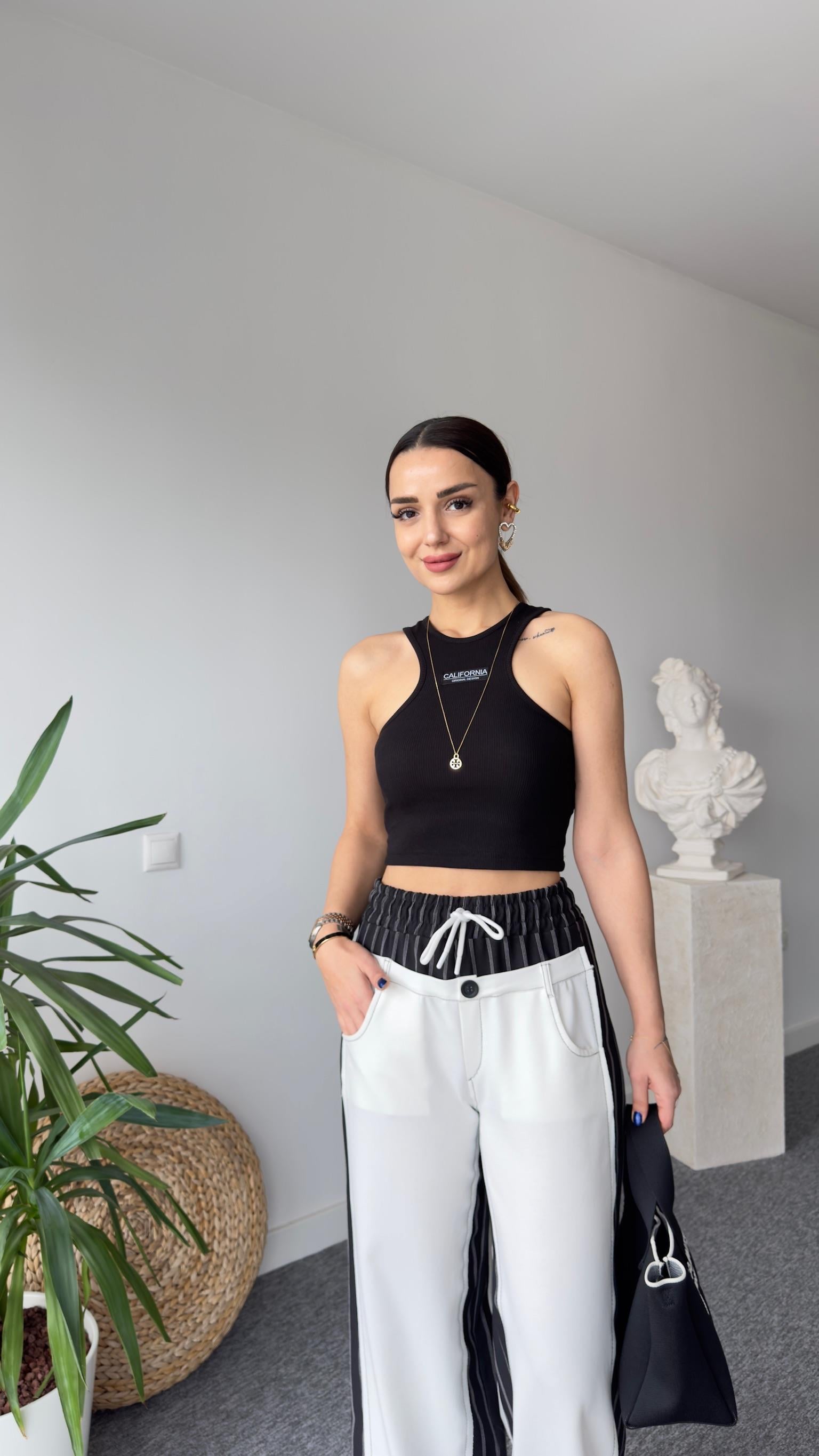 Etiket Detay Fitilli Siyah Atlet