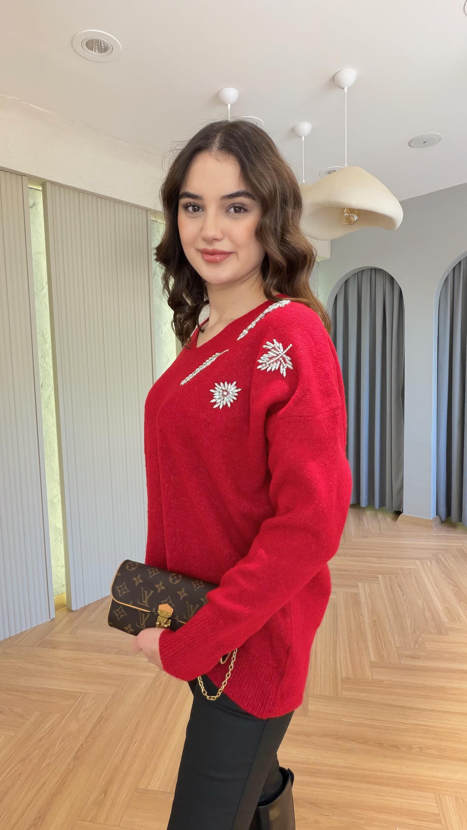 Kırmızı Taş Detaylı V Yaka Kazak