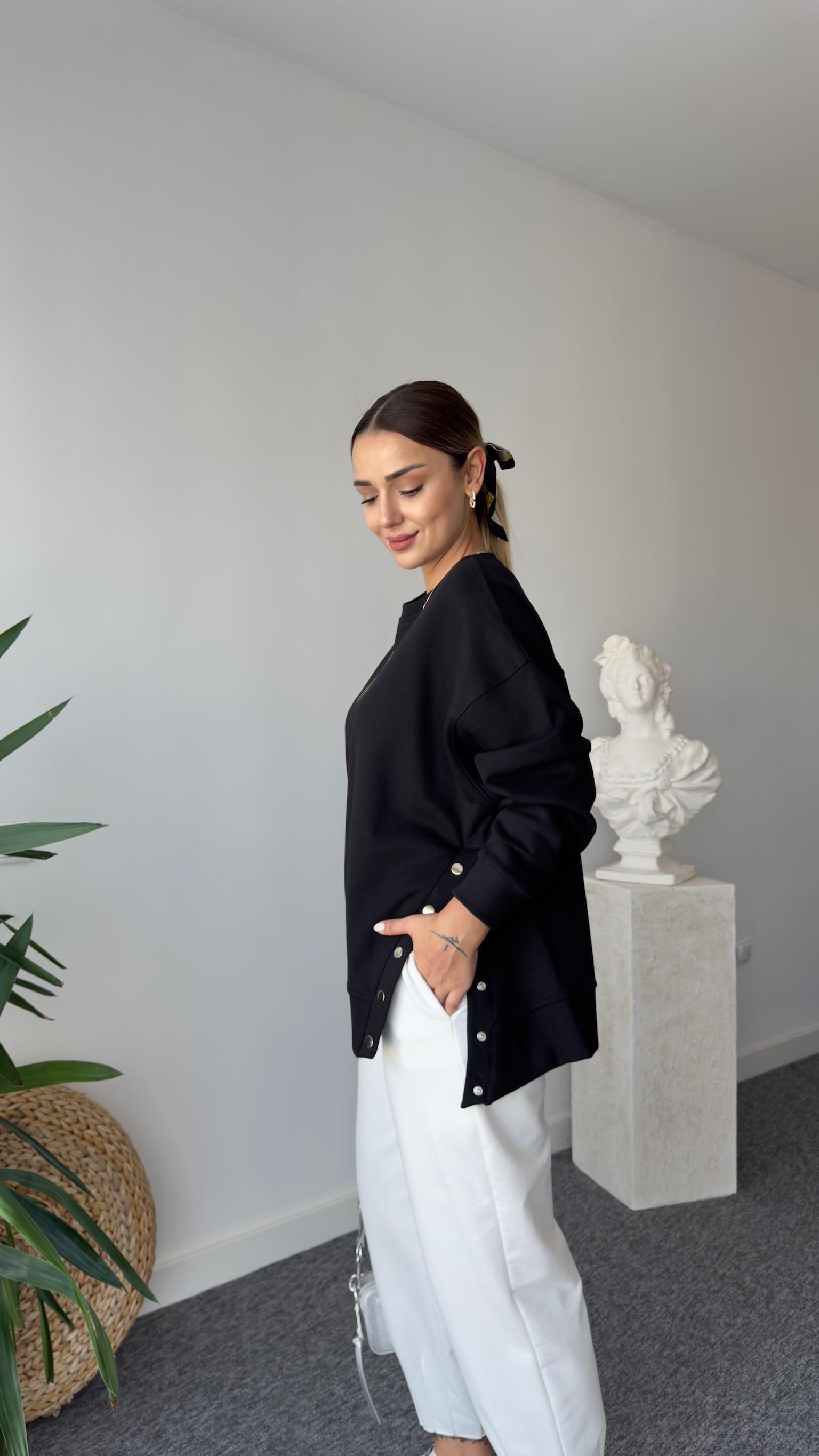 Risan Yanı Çıtçıtlı Siyah Sweatshirt