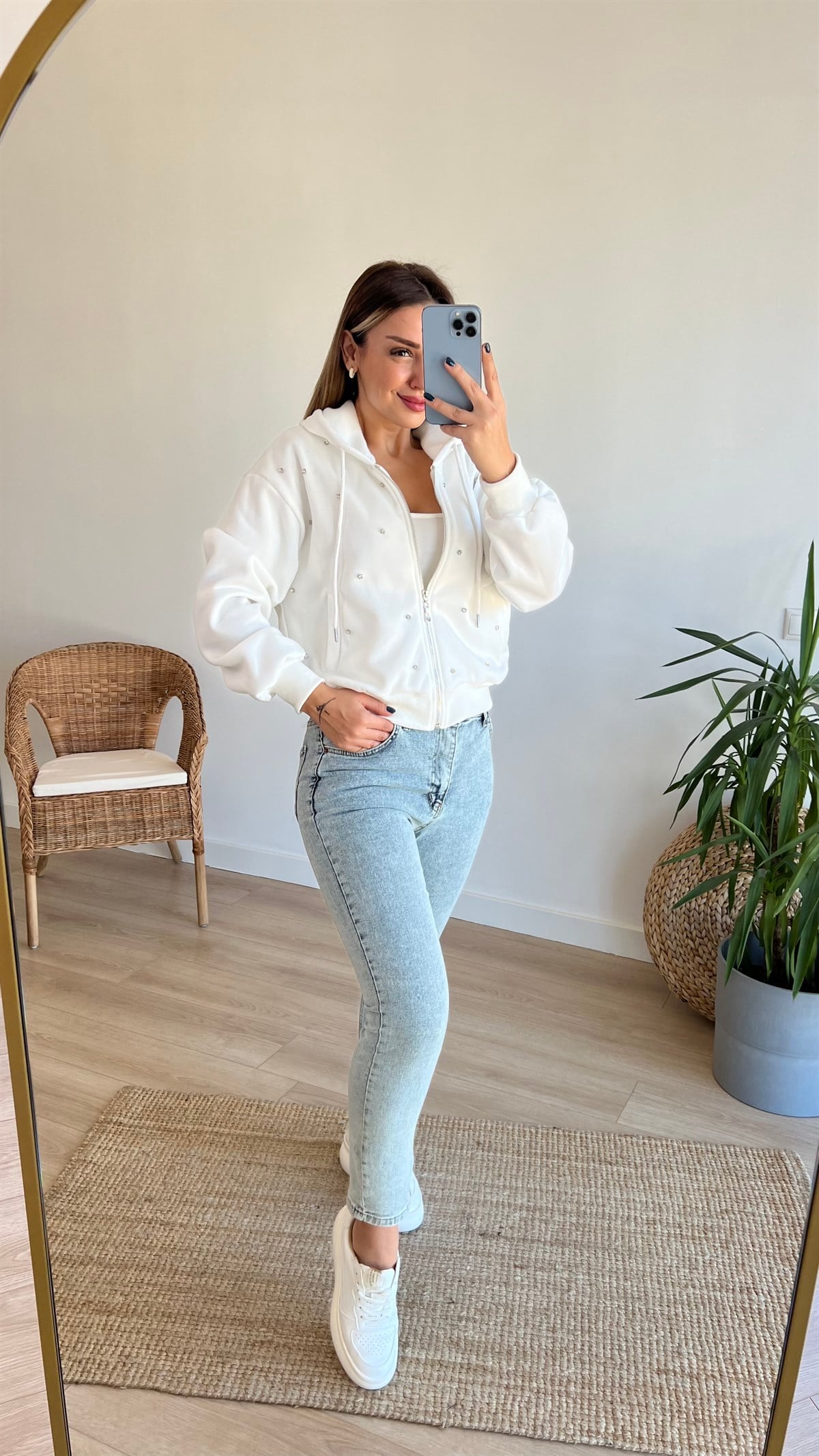  Taş Baskılı Beyaz Sweatshirt