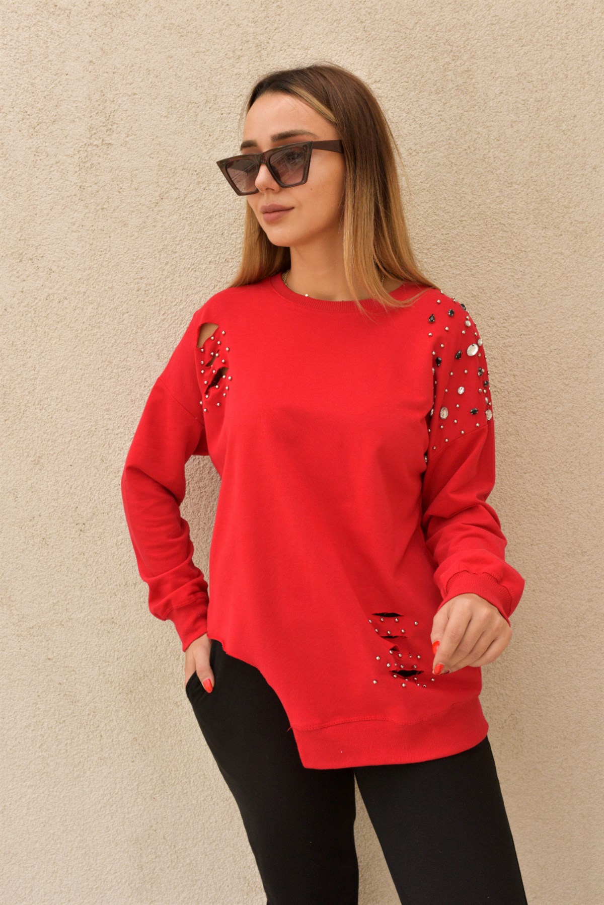 Kesik Detaylı Kırmızı Taşlı Sweat