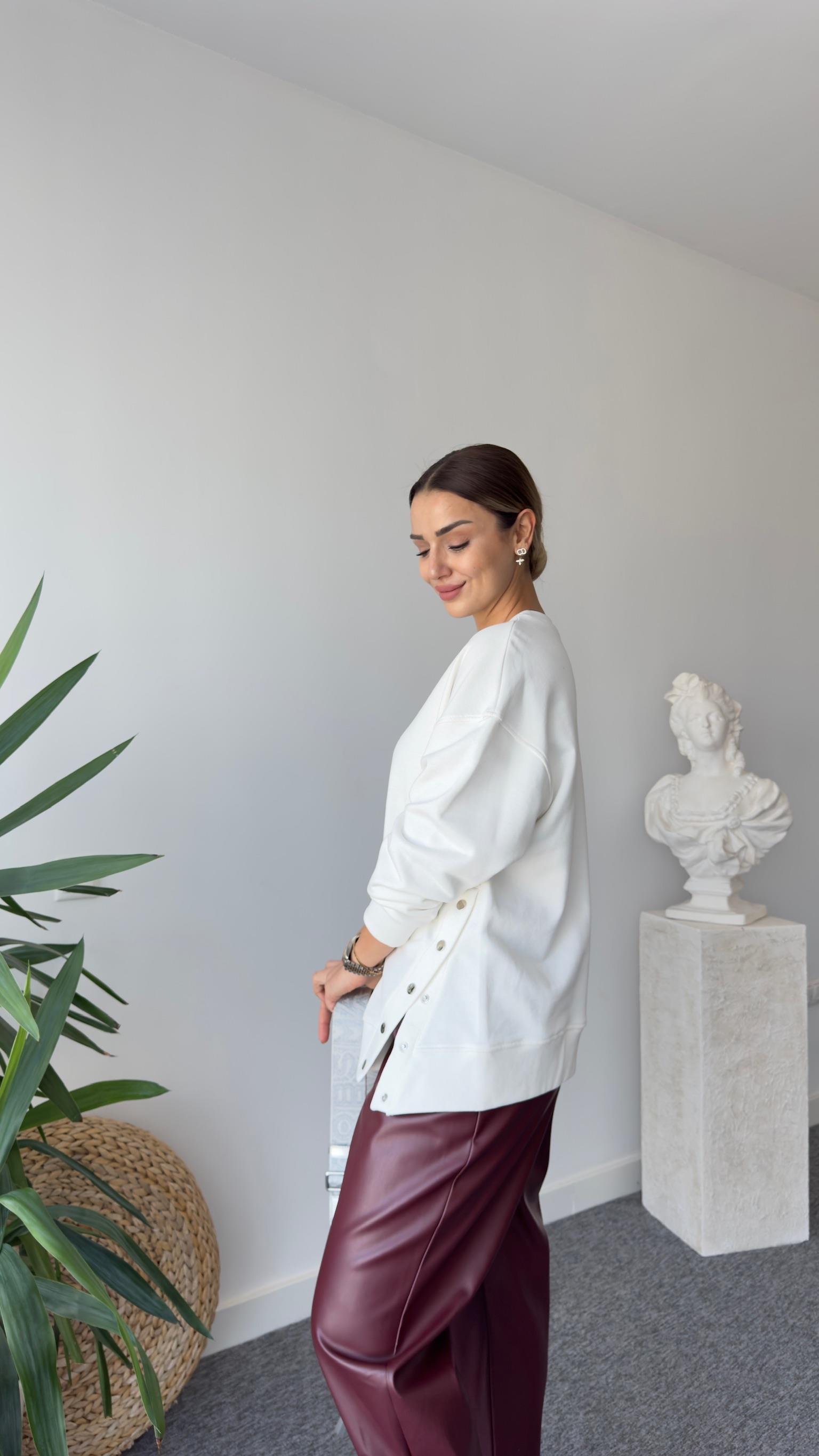 Risan Yanı Çıtçıtlı Beyaz Sweatshirt
