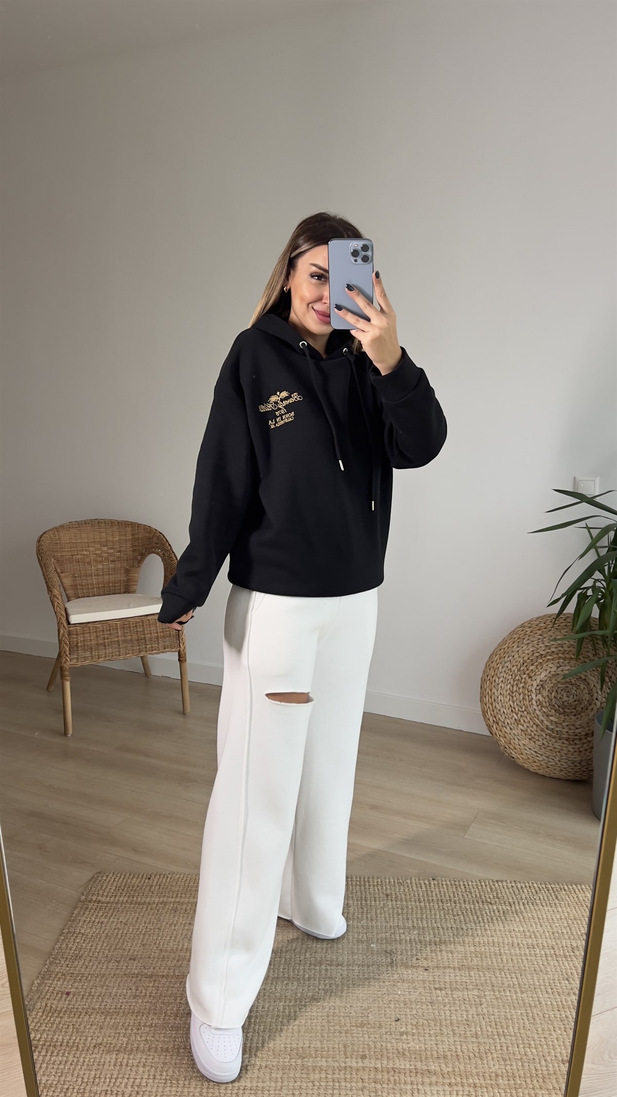  Nakış Detaylı Siyah Sweatshirt