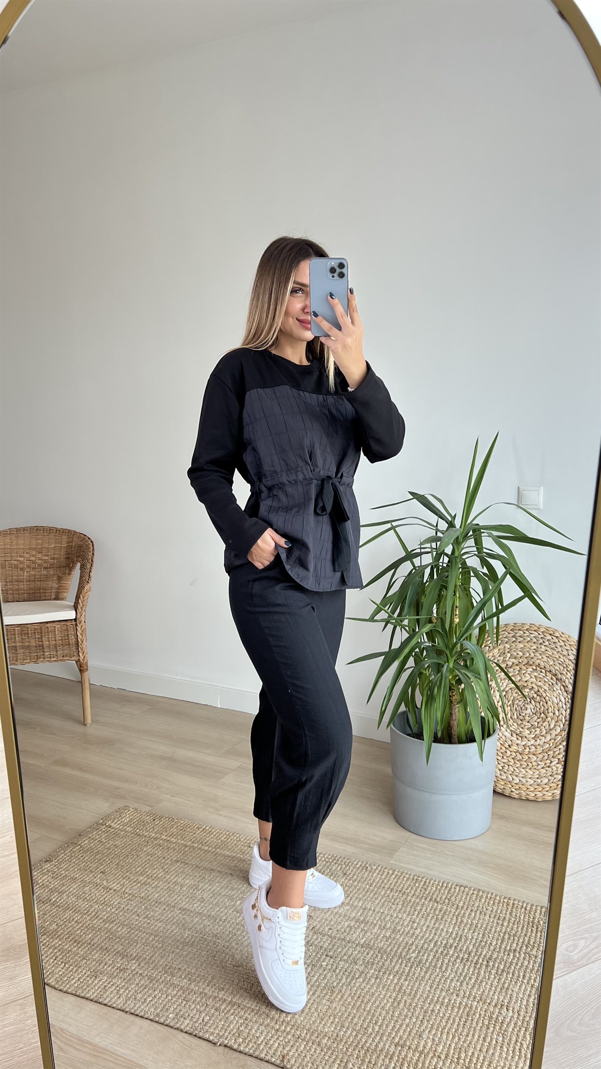 Kapitone Detaylı Siyah Sweatshirt