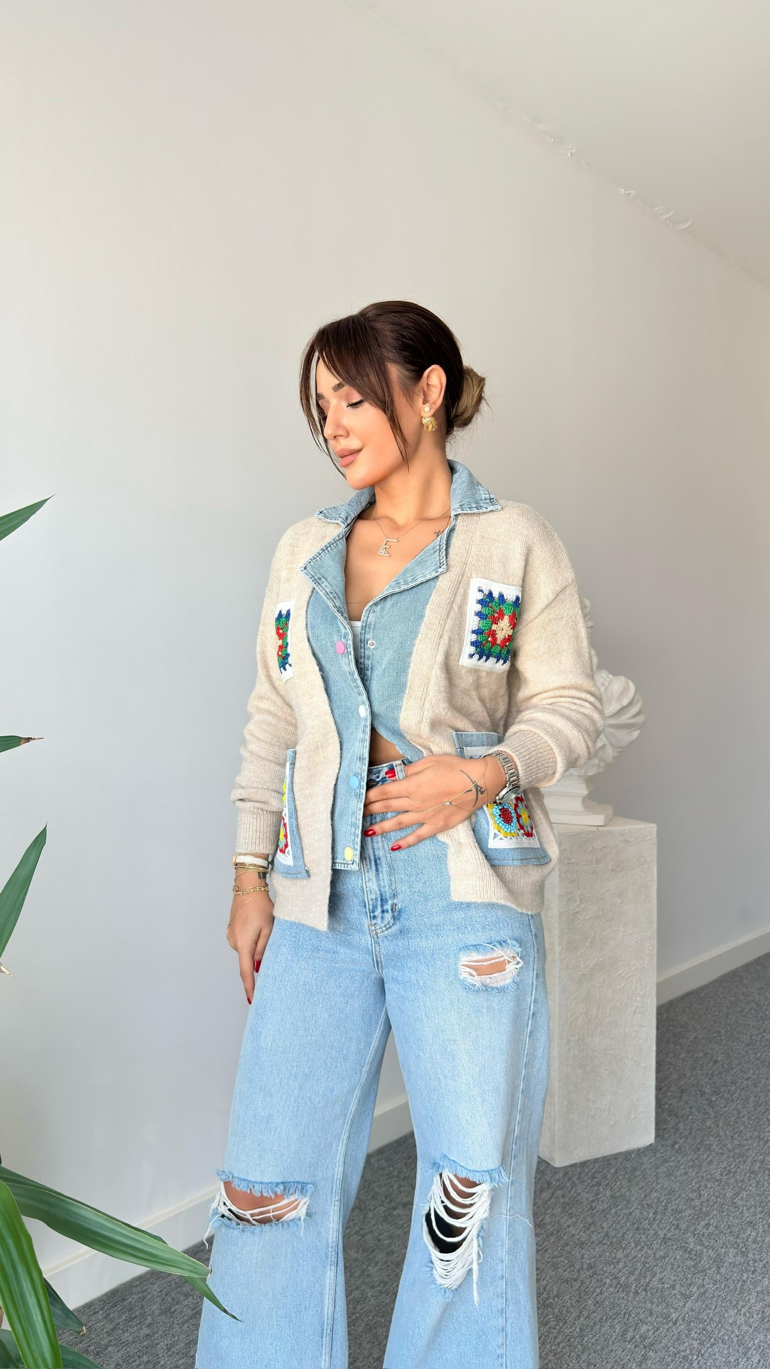 Meri Cepleri İşlemeli Kot Detaylı Bej Hırka