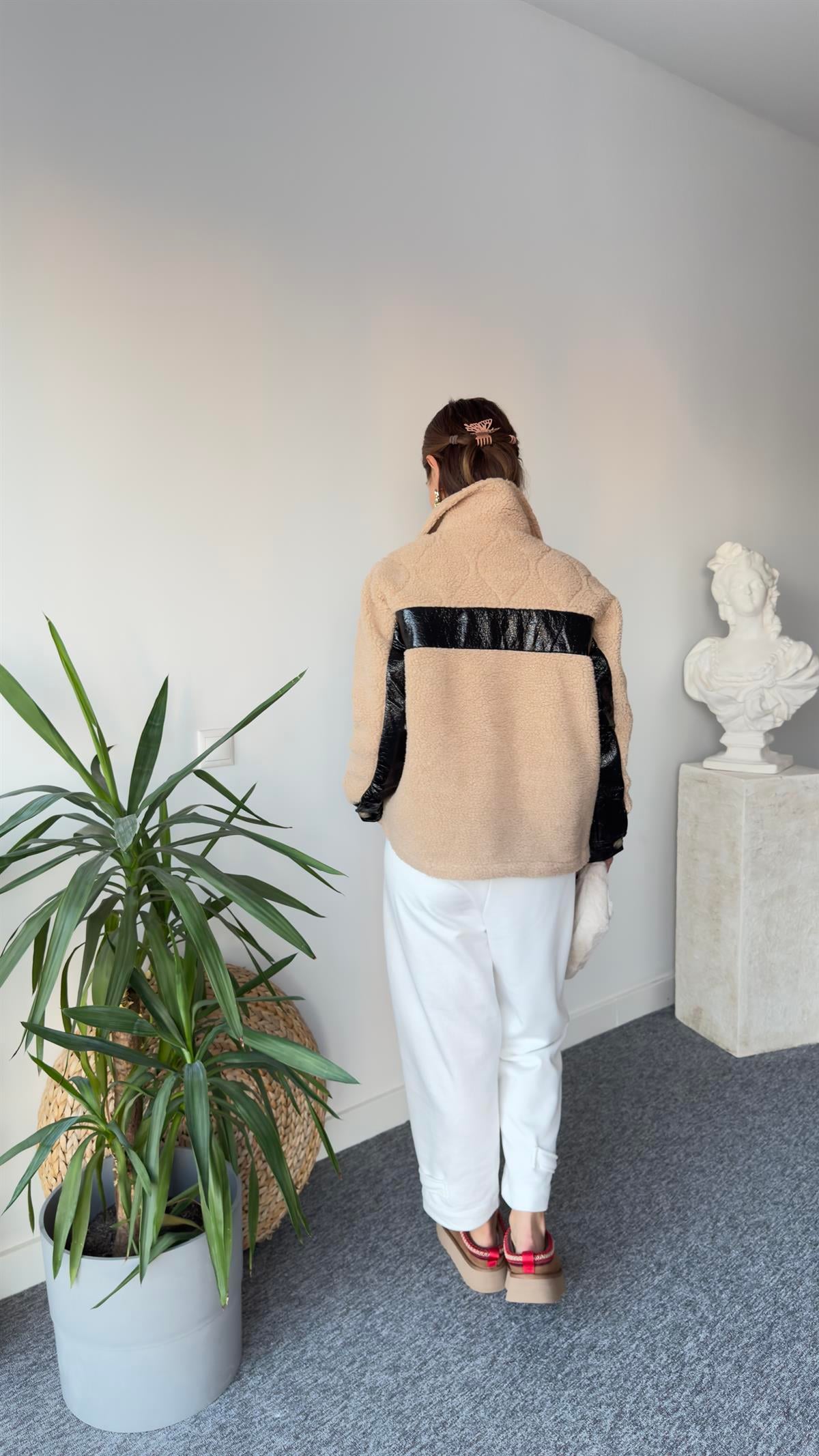 Peluş Ve Rugan Detaylı Mont
