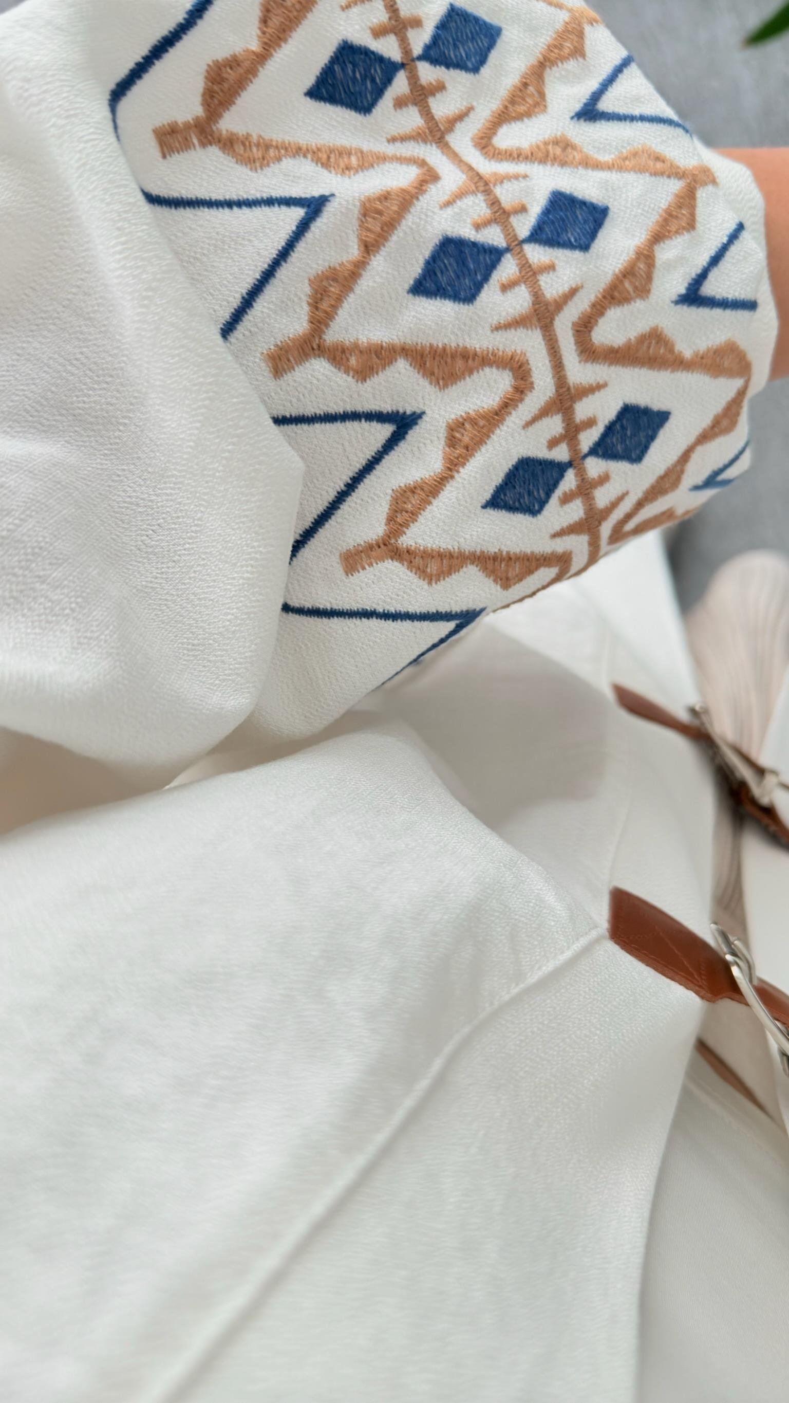 Beyaz Letre Nakış Detaylı Ceket