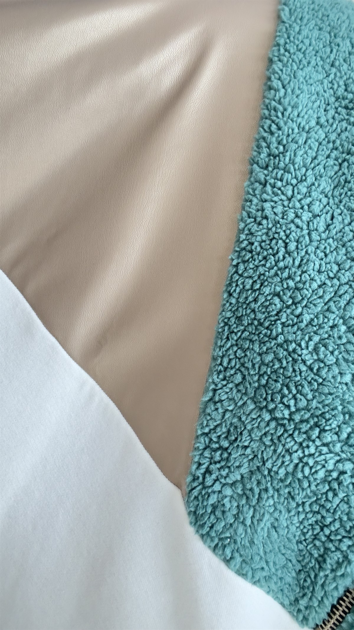 Deri Ve Peluş Detaylı Beyaz Sweat