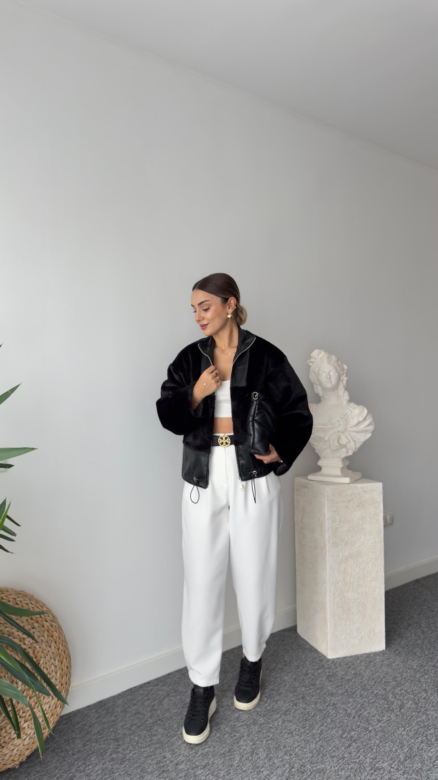 Alina Deri Detaylı Astarlı Siyah Peluş Ceket