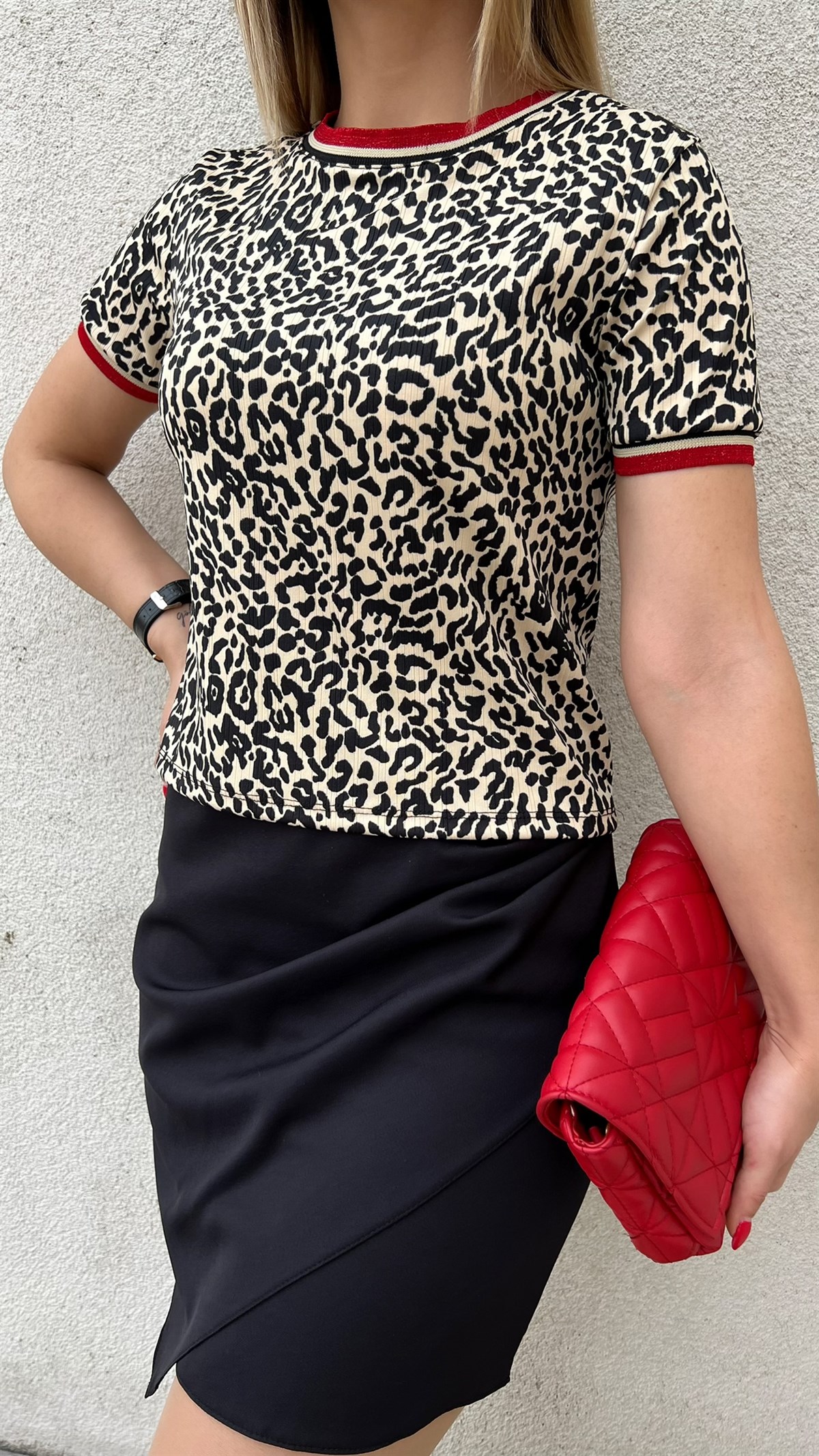 Kırmızı Şerit Detaylı Leopar Bluz