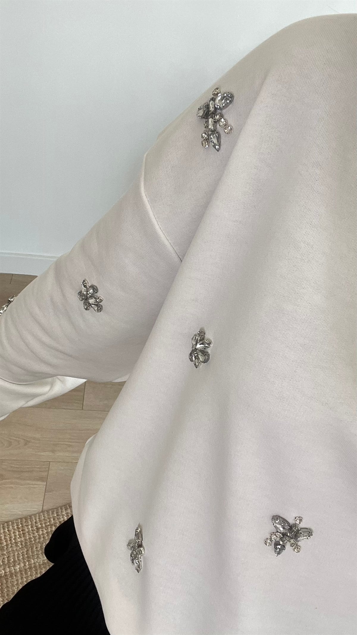 Taşlı Beyaz Sweatshirt