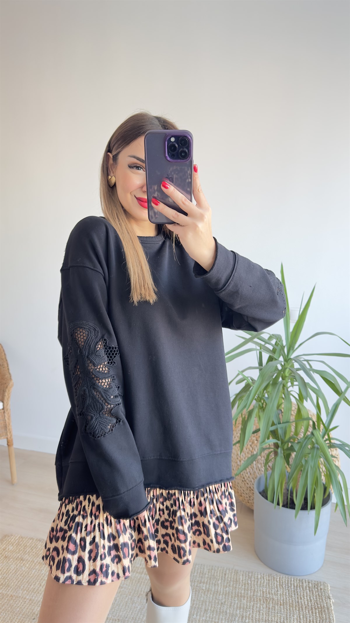 Kolları İşleme Detaylı Siyah Sweatshirt
