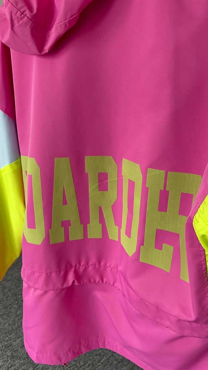 Fuşya Sırtı Yazı Detay Kapüşonlu Yağmurluk 