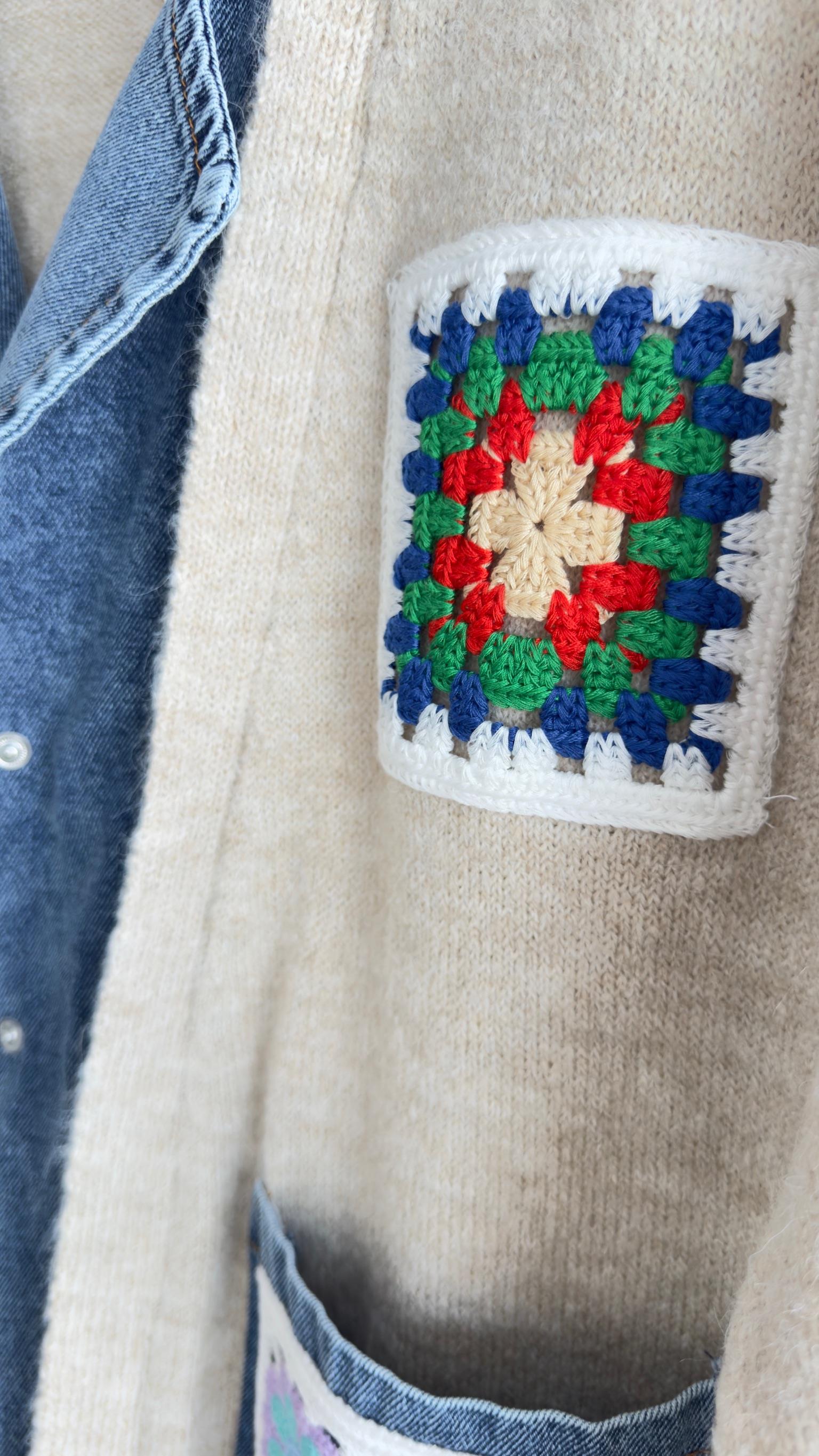 Meri Cepleri İşlemeli Kot Detaylı Bej Hırka