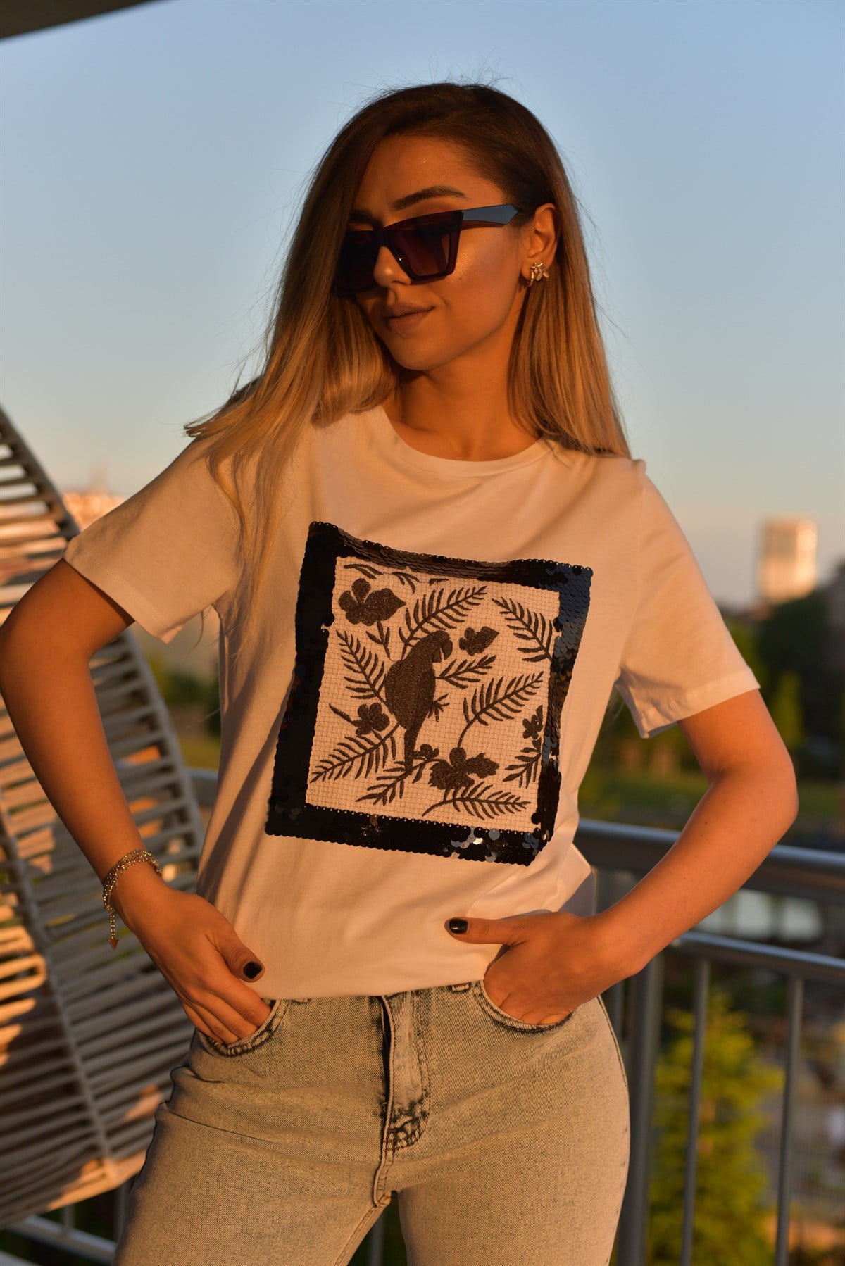 Pul İşlemeli Beyaz Tshirt