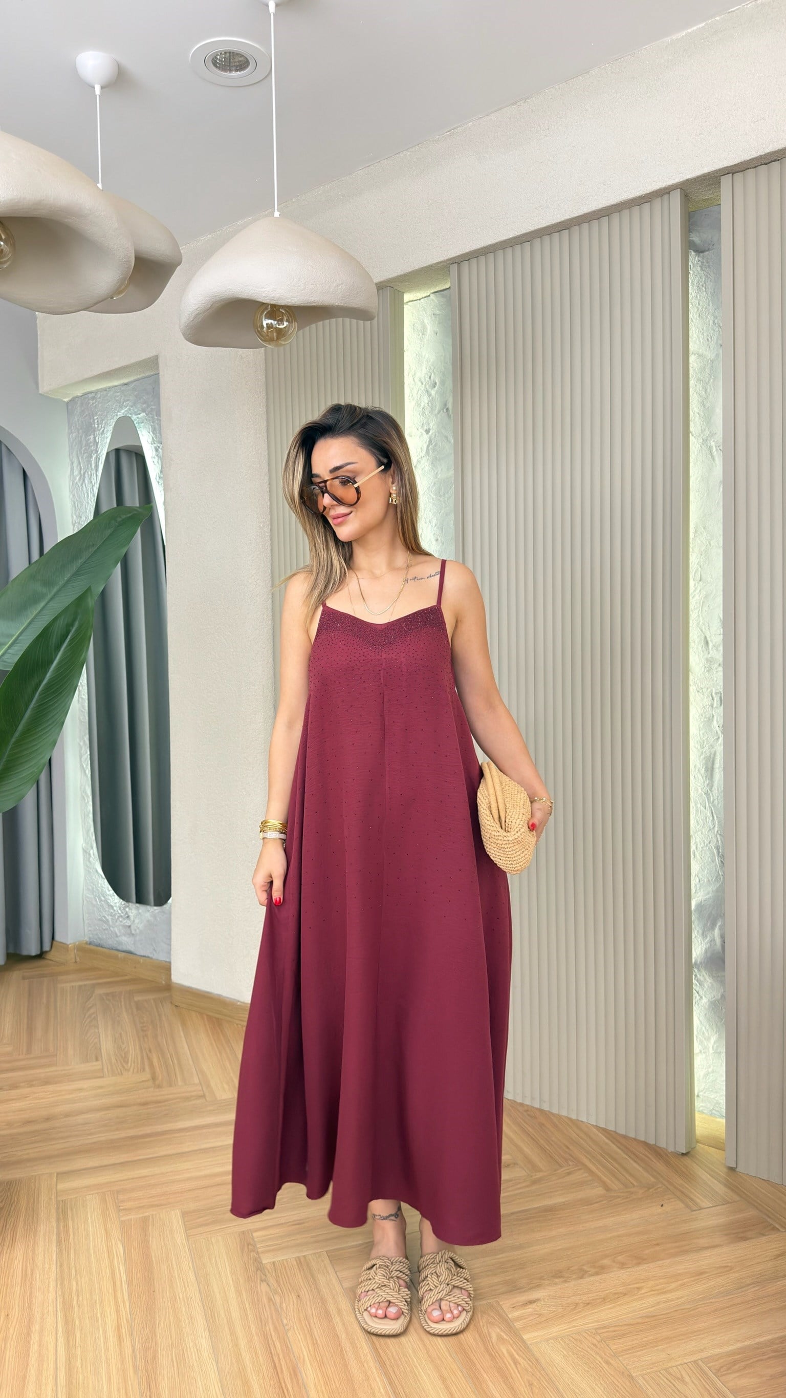 Bordo Rumai Önü Serpme Taş Detaylı Askılı Elbise 