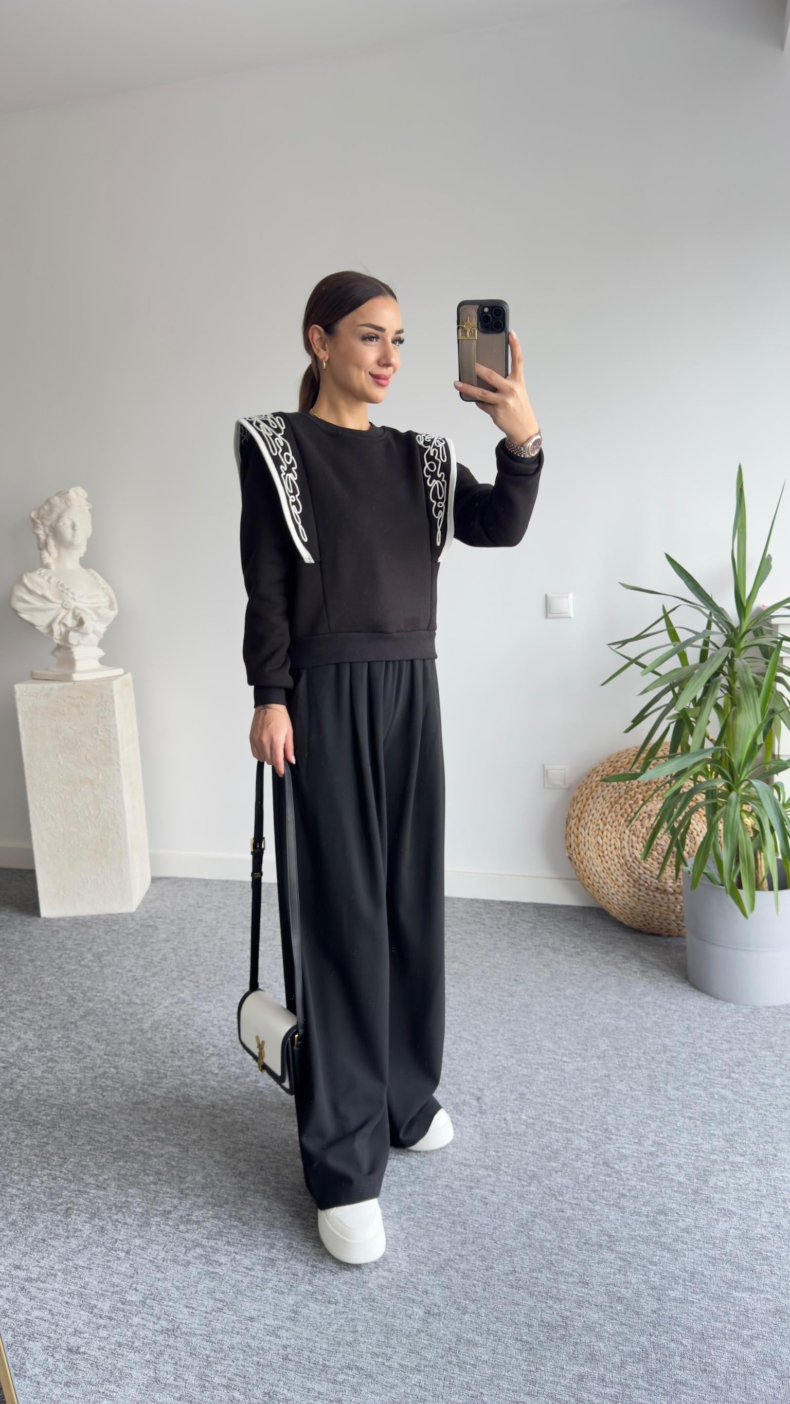 Omzu Nakışlı Siyah Sweatshirt