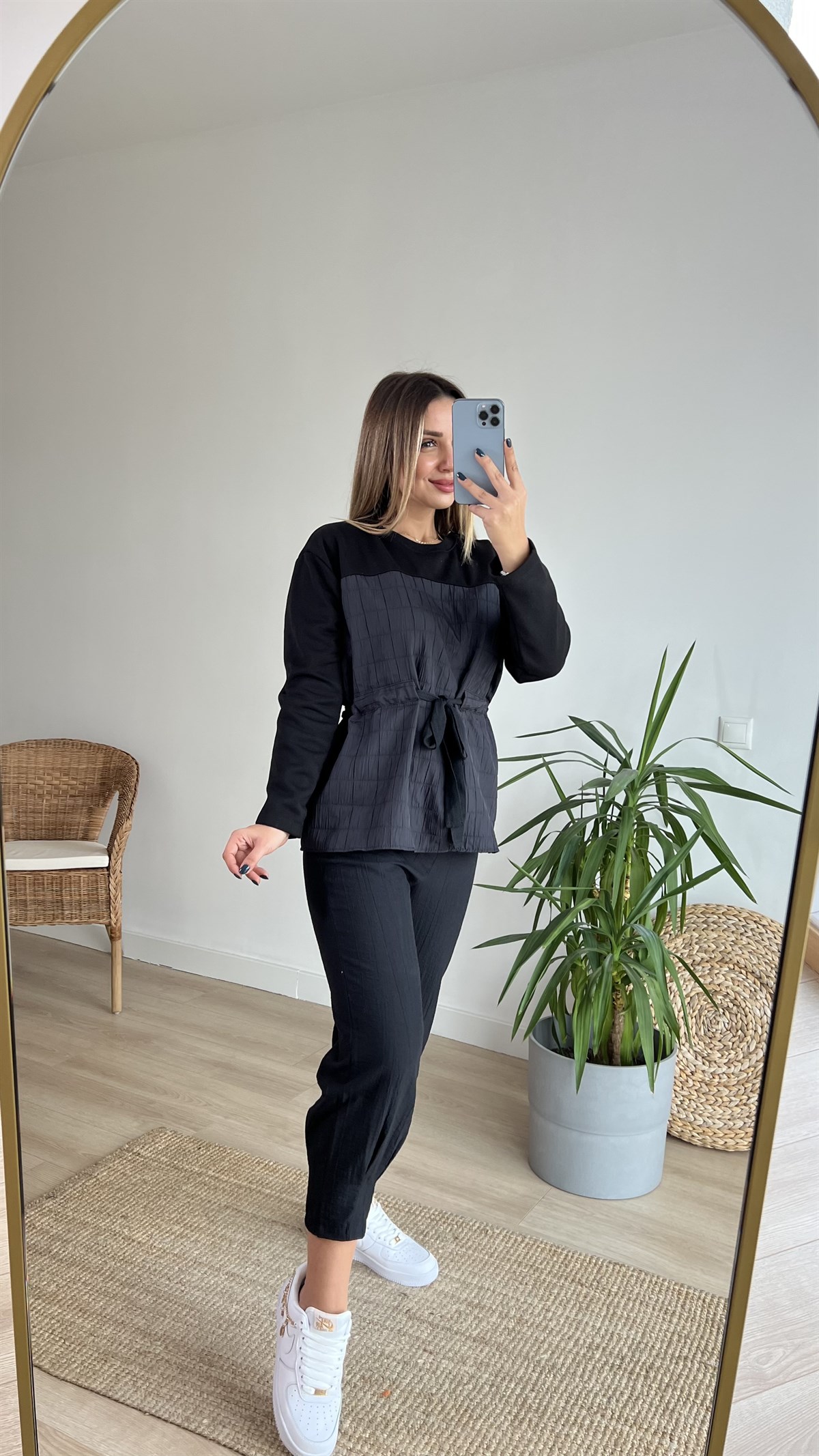 Kapitone Detaylı Siyah Sweatshirt