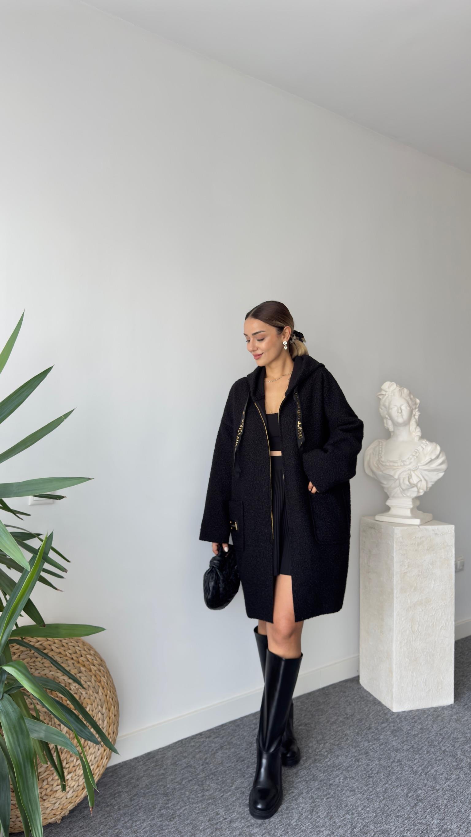 Arma Gold Detaylı Siyah Buklet Kaban